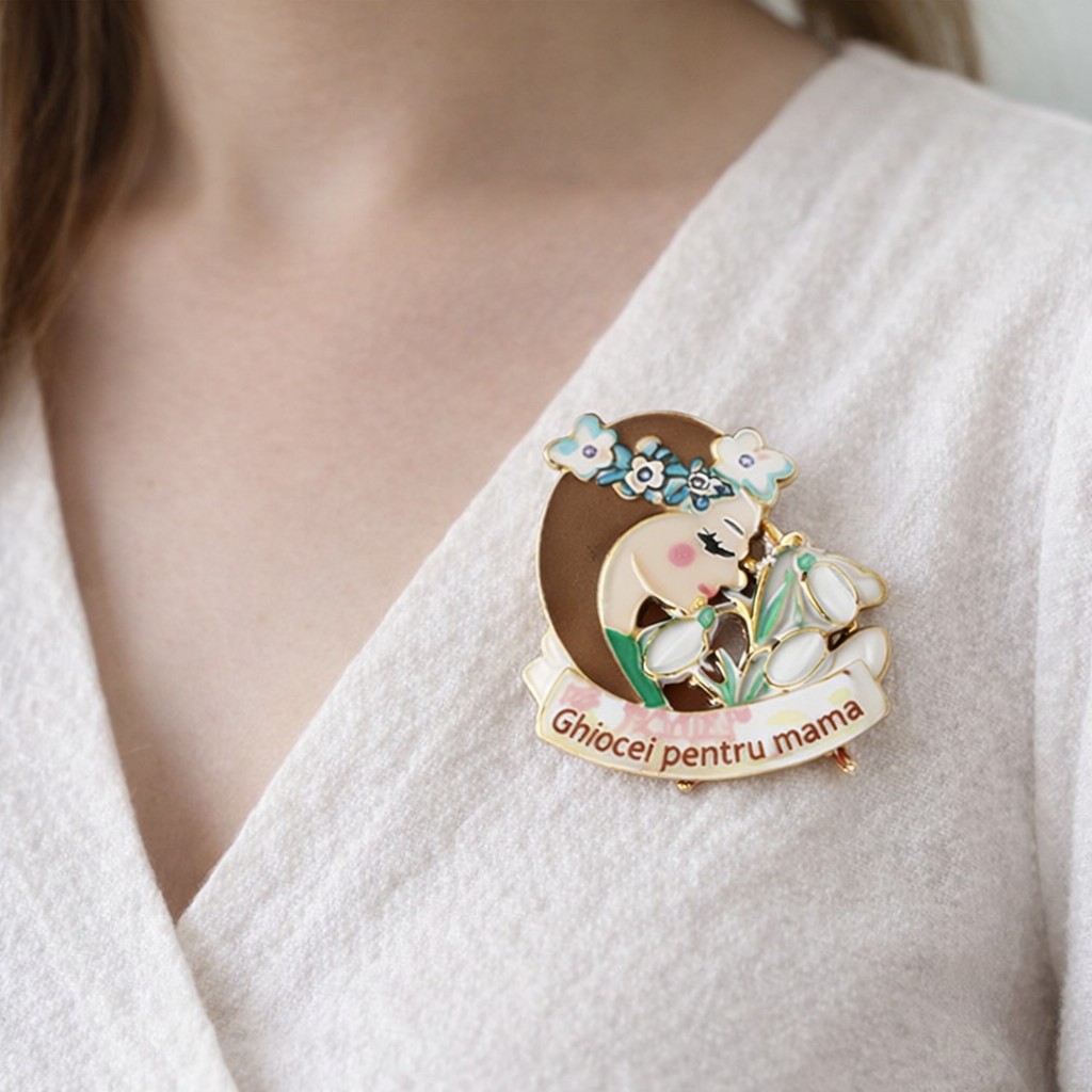 Martisor Brosa Mica in Cutie, Jolie, Dimensiune Brosa 2,5-3 cm, Material Metal, Model Ghiocei pentru mama, Multicolor