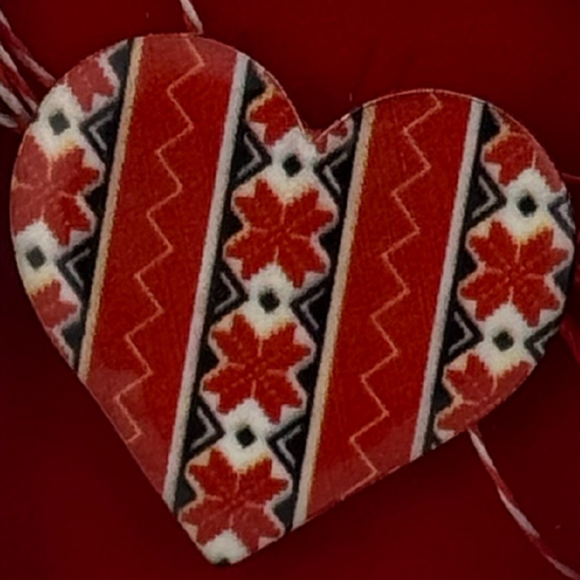 Martisor Brosa Mica in Cutie, Jolie, Dimensiune Brosa 2.5-3cm, Material Metal, Model Inima Traditionala