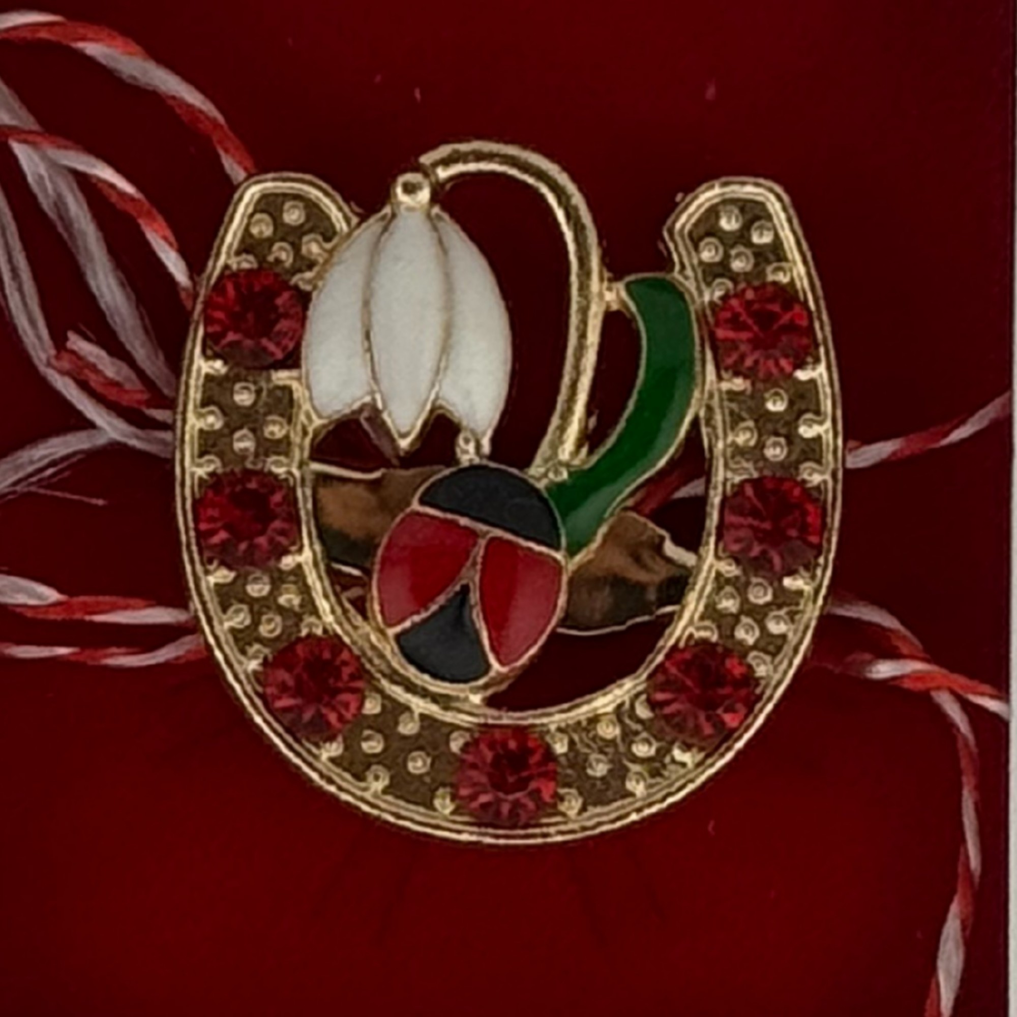 Martisor Brosa Mica in Cutie, Jolie, Dimensiune Brosa 2.5-3cm, Material Metal, Model Potcoava Buburuza Ghiocel