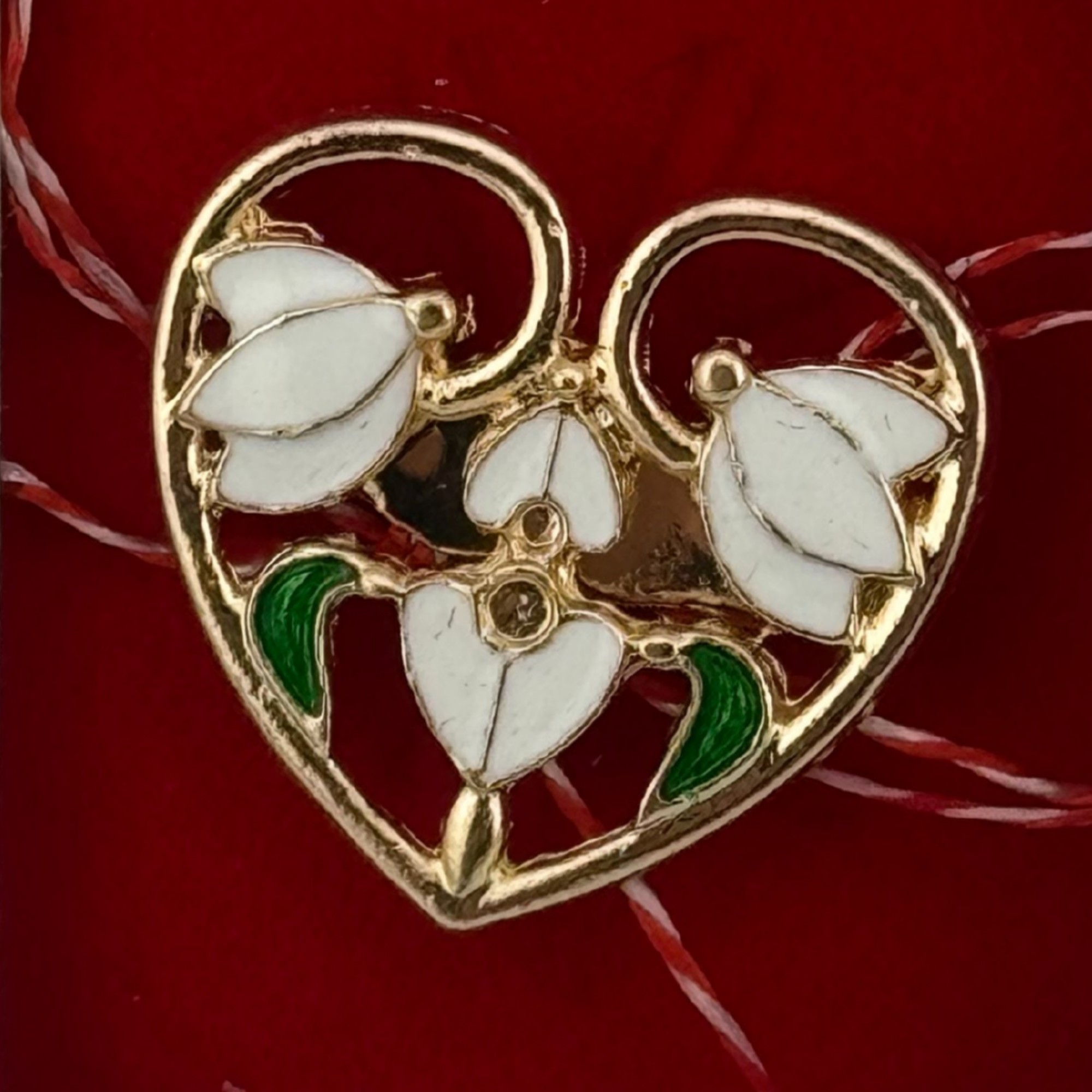 Martisor Brosa Mica in Cutie, Jolie, Dimensiune Brosa 2.5-3cm, Material Metal, Model Inima din Ghiocei