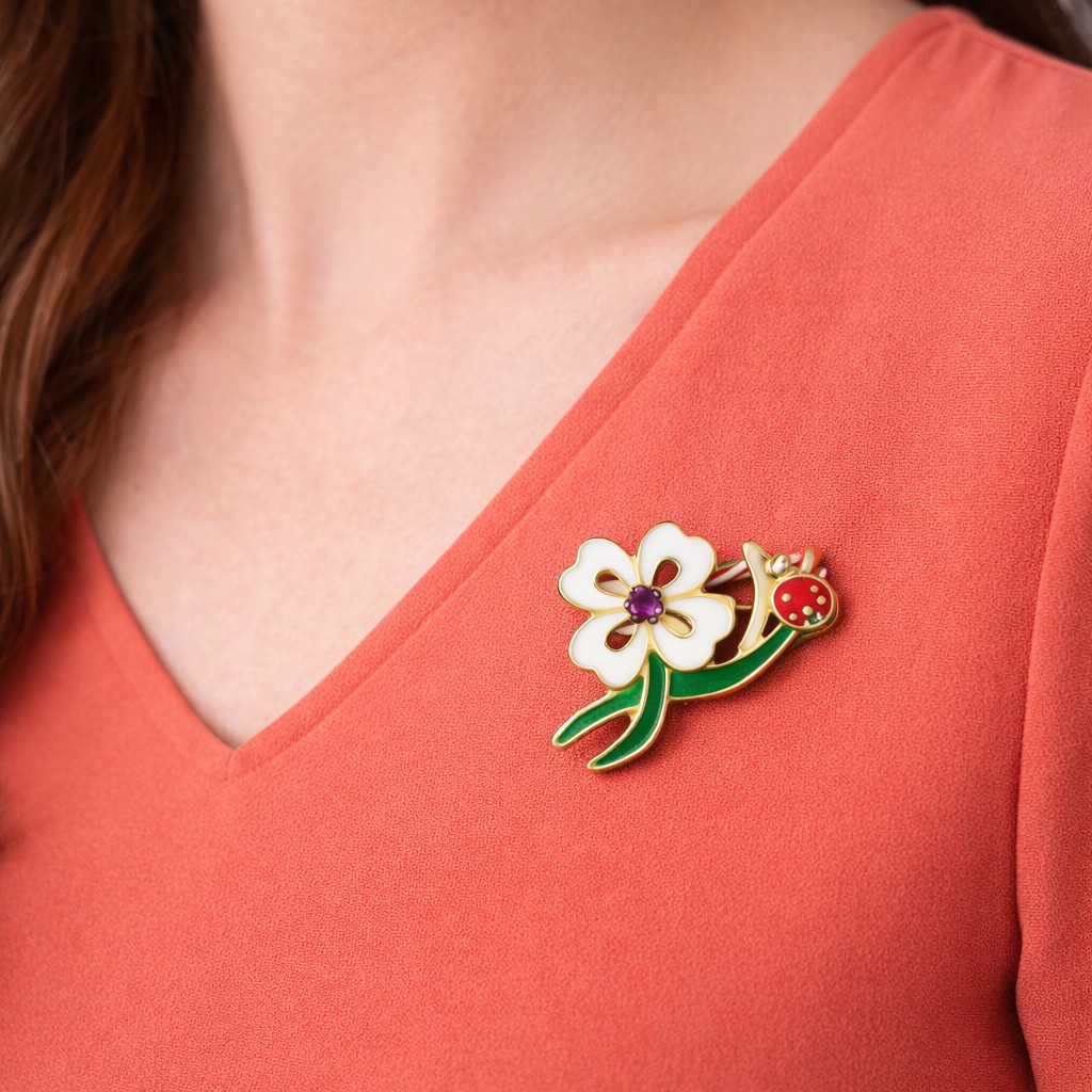 Martisor Brosa Mica in Cutie, Flippy, Dimensiune Brosa 2,5-3 cm, Material Metal, Model Trifoi Alb, Multicolor