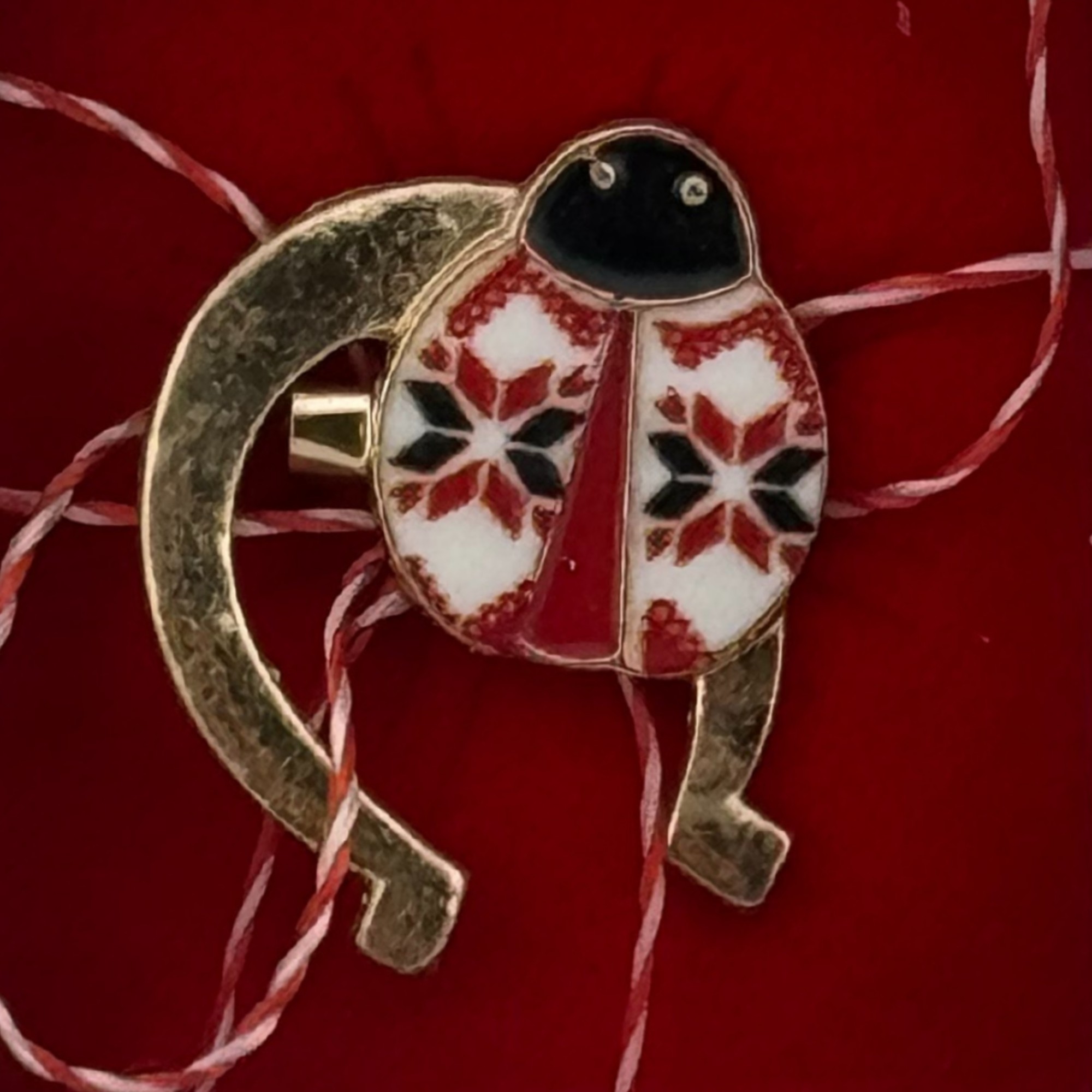 Martisor Brosa Mica in Cutie, Jolie, Dimensiune Brosa 2.5-3cm, Material Metal, Model Potcoava cu Buburuza Traditionala