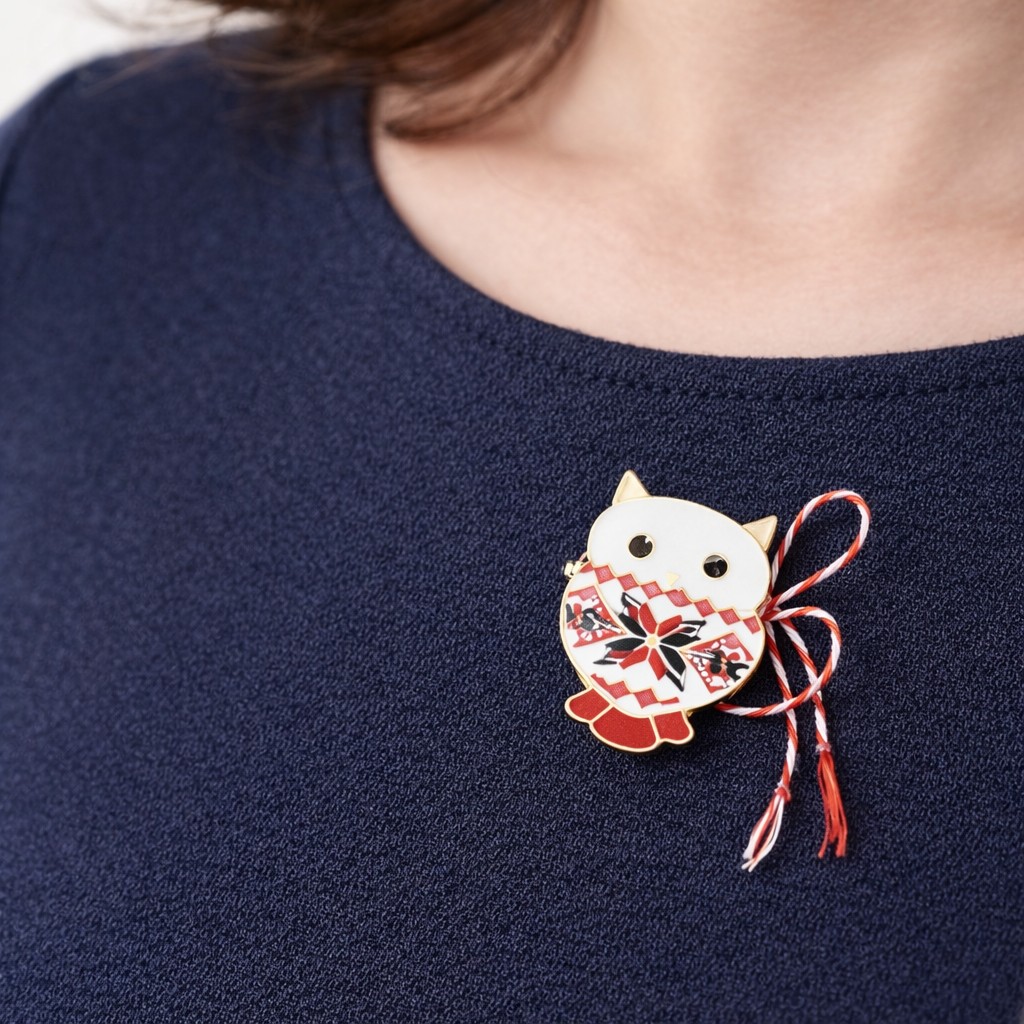 Martisor Brosa Mica in Cutie, Jolie, Dimensiune Brosa 2,5-3 cm, Material Metal, Model Bufnita Traditionala, Multicolor