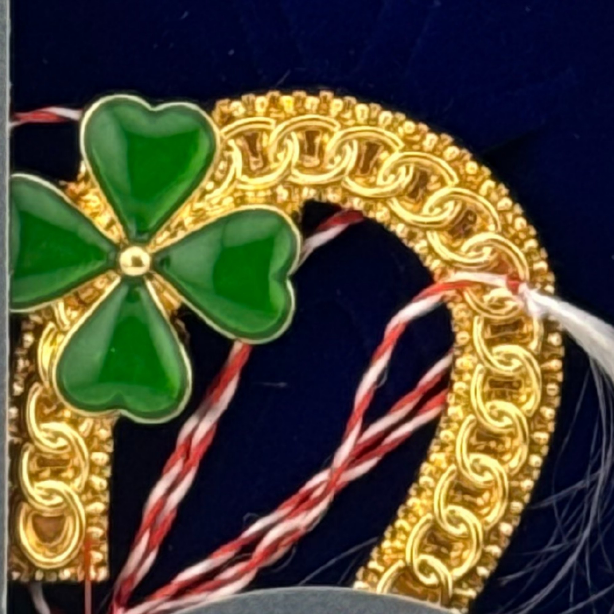 Martisor Brosa Placata cu Aur 24K, Jolie, Dimensiune Brosa 2-3 cm, Model Potcoava si Trifoi, Auriu