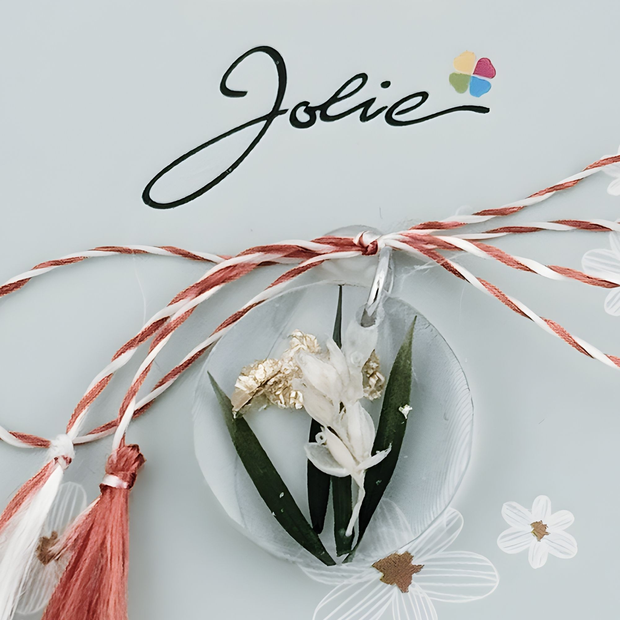 Martisor Traditional din Acril, Jolie, Model Rotund Floare Alba, cu Snur Impletit Alb/Rosu, Pandantiv 2 cm