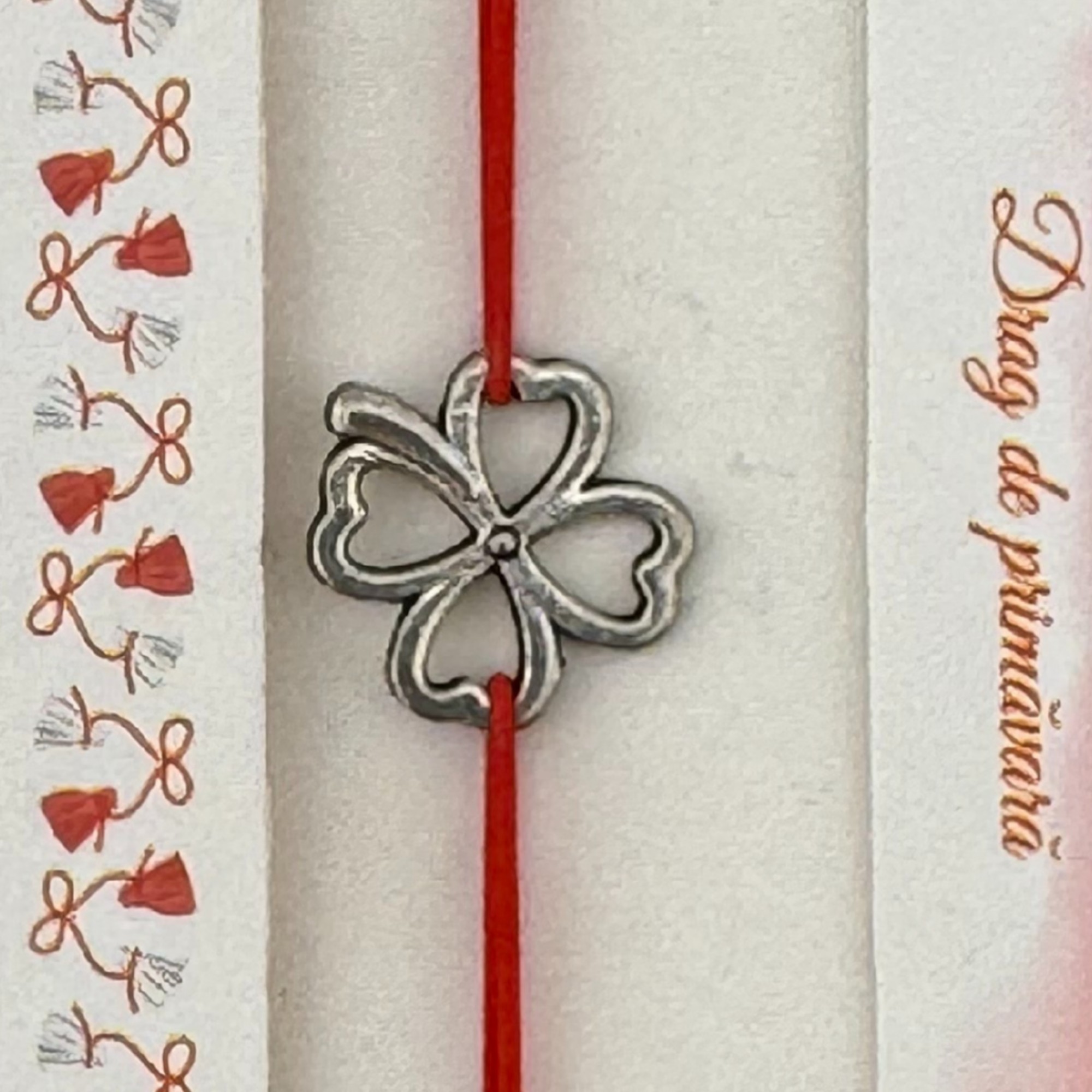 Martisor Bratara cu 2 Noduri Elastica, Jolie, Snur Rosu, Model Trifoi cu Patru Foi