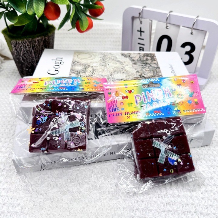 Jucarie Antistres Squishy, Flippy, cu Revenire Lenta, Squeeze Pinch Family, Model Cuburi de Ciocolata, Maro