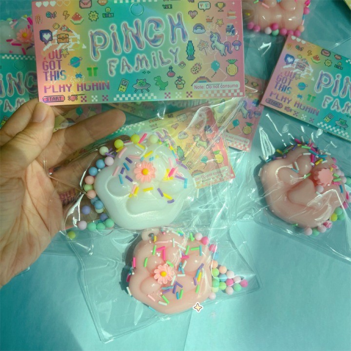 Jucarie Antistres Squishy, Flippy, cu Revenire Lenta, Squeeze Pinch Family Model Labuta de Pisica, 6x6 cm, 45g, Ambalaj Transparent, Roz