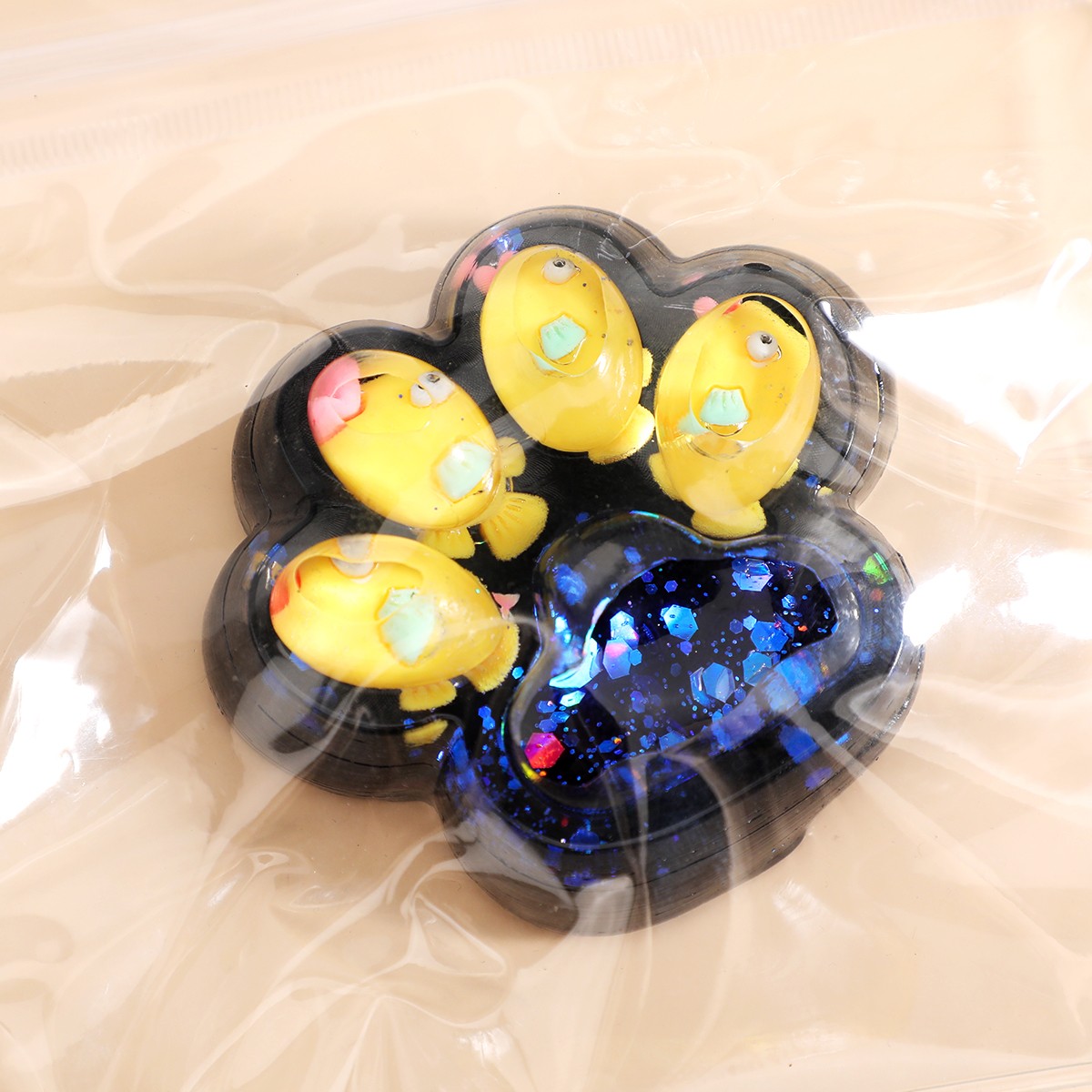 Jucarie Antistres Squishy, Flippy, cu Revenire Lenta, Squeeze Pinch Family, Model Cat Paw, 6.5 x 6 cm, din Tpr, 4-6 Ani, Model 1 Pestisori, Negru cu Insertii