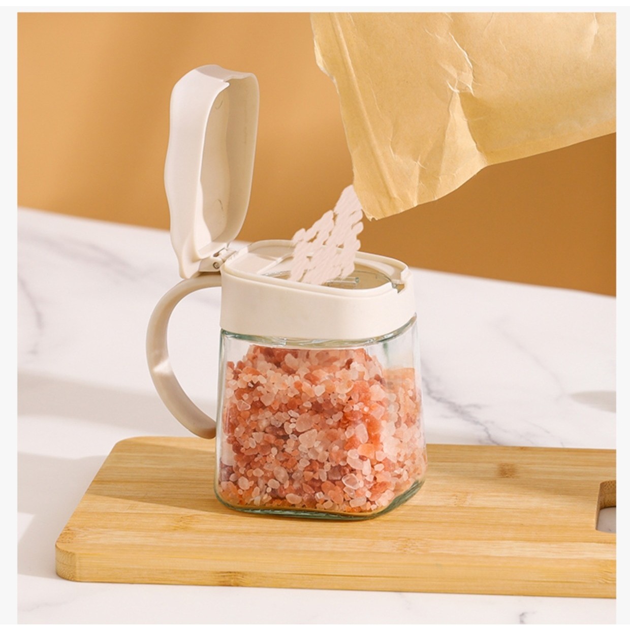 Recipient Condimente, Flippy, din Stilca, 180 ml, cu Maner si Lingurita, 11.3 x 8.2 cm, Capac Ondulat, Alb