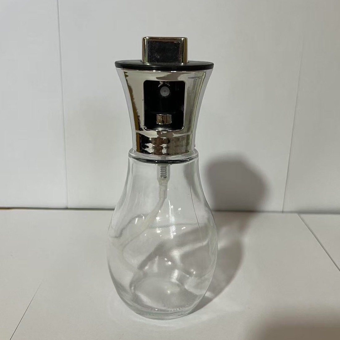 Sticla de ulei cu Pulverizator, Flippy, Sticla pentru Lichide de Bucatarie, Otet, Sos, 16.7 x 5.2 cm, Volum 200 ml, Silver