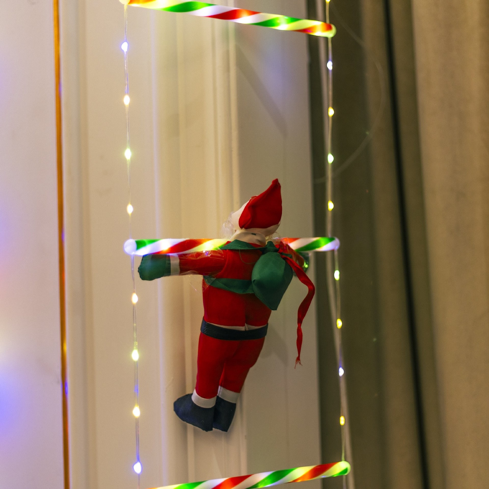 Instalatie LED de Craciun, Flippy, cu Accesorii, Lumina Calda, Lungime 1.7m, 8 Trepte, 144 de Luminite, 8 Moduri, Model Mos Craciun pe Scara, Multicolor