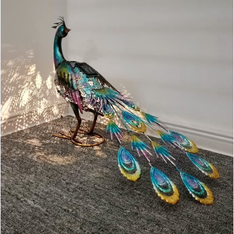 Decoratiune de Gradina cu Lampa solara, Flippy, Model Paun Pitic, Iluminare Led si Incarcare Solara, 66 x 33.5 x 26.5 cm, din Fier, Albastru Multicolor
