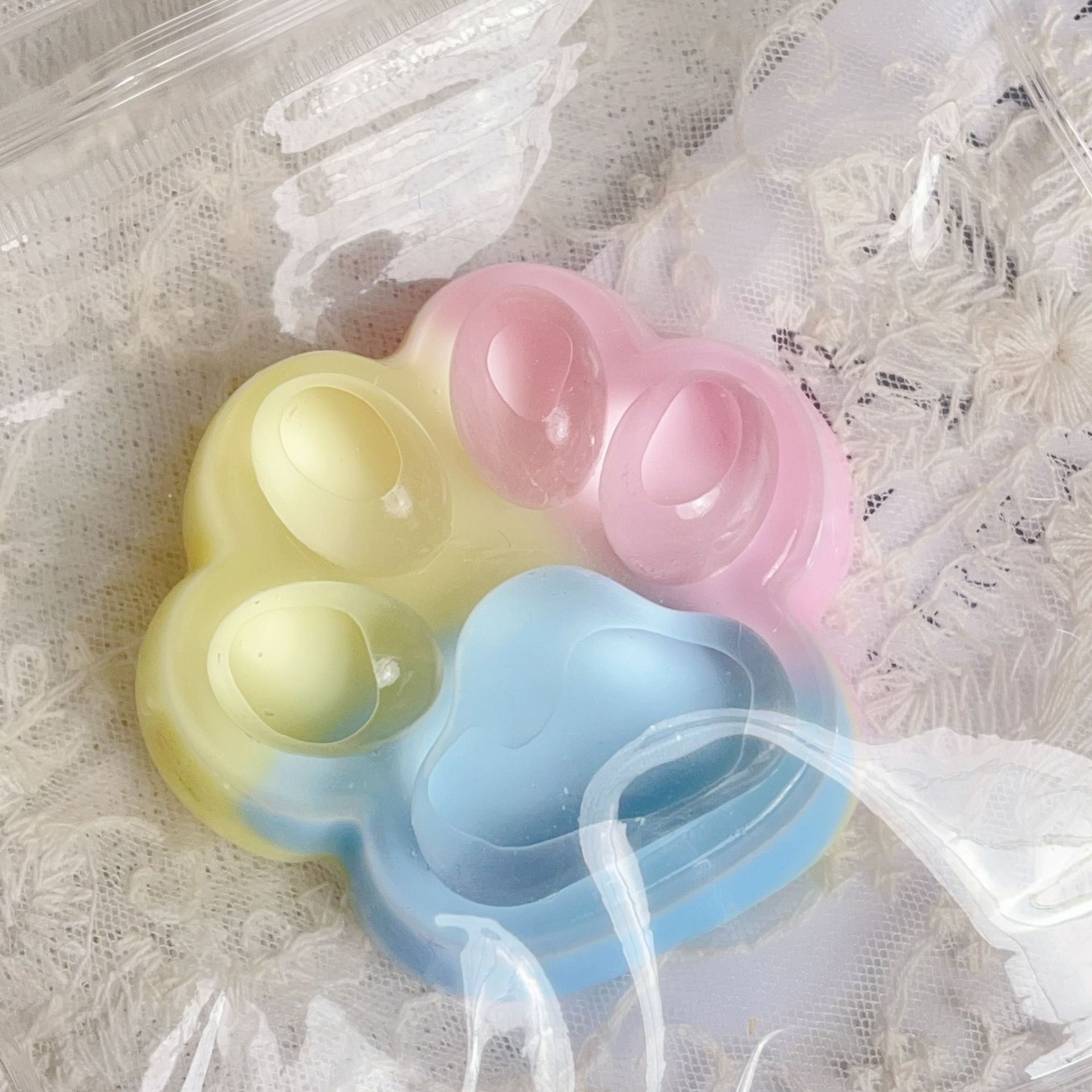 Jucarie Antistres Squishy, Flippy, cu Revenire Lenta, Squeeze Pinch Family, Model Cat Paw, 12.5x10.5 cm, 220g, Ambalaj Transparent, Model 024, Multicolor