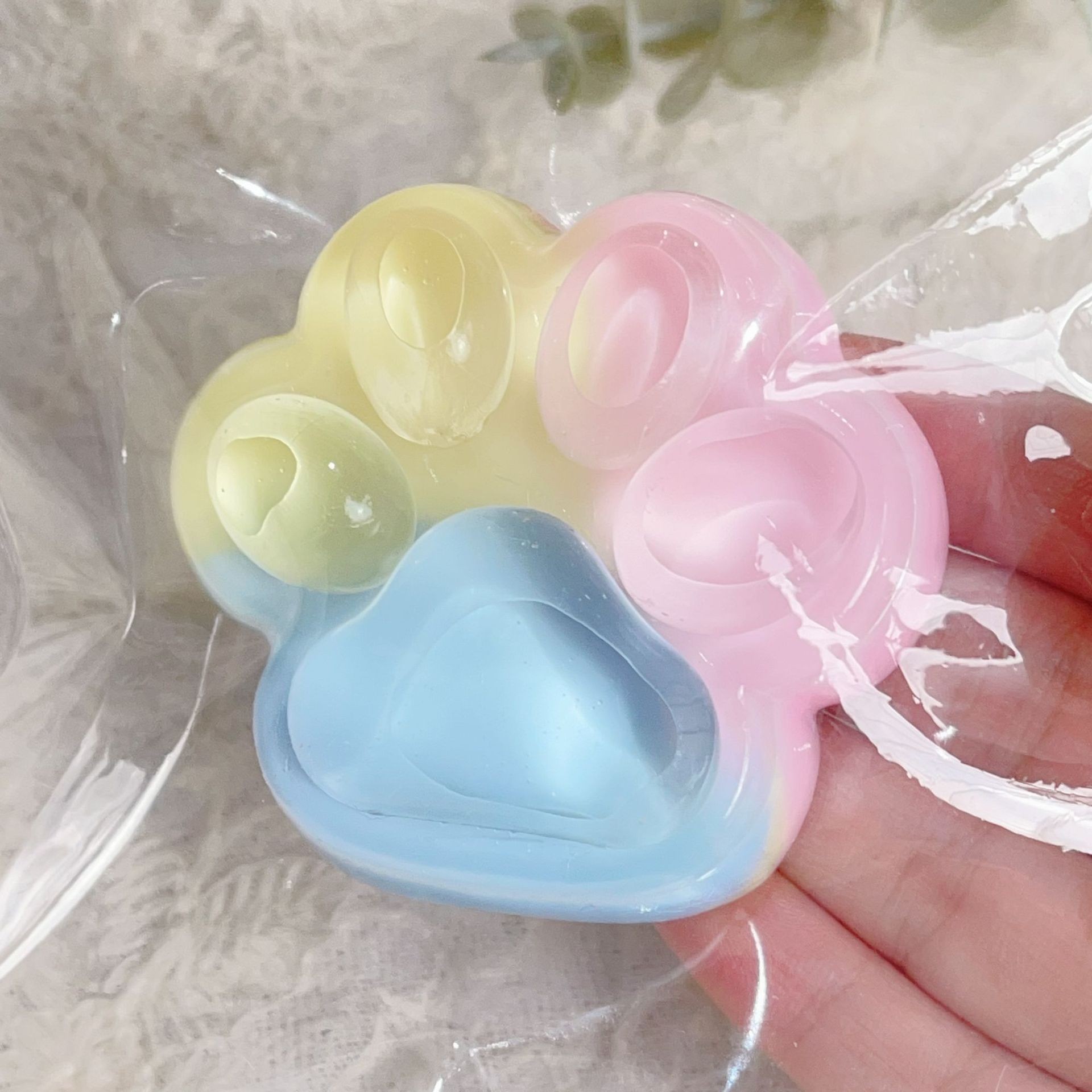 Jucarie Antistres Squishy, Flippy, cu Revenire Lenta, Squeeze Pinch Family, Model Cat Paw, 12.5x10.5 cm, 220g, Ambalaj Transparent, Model 024, Multicolor