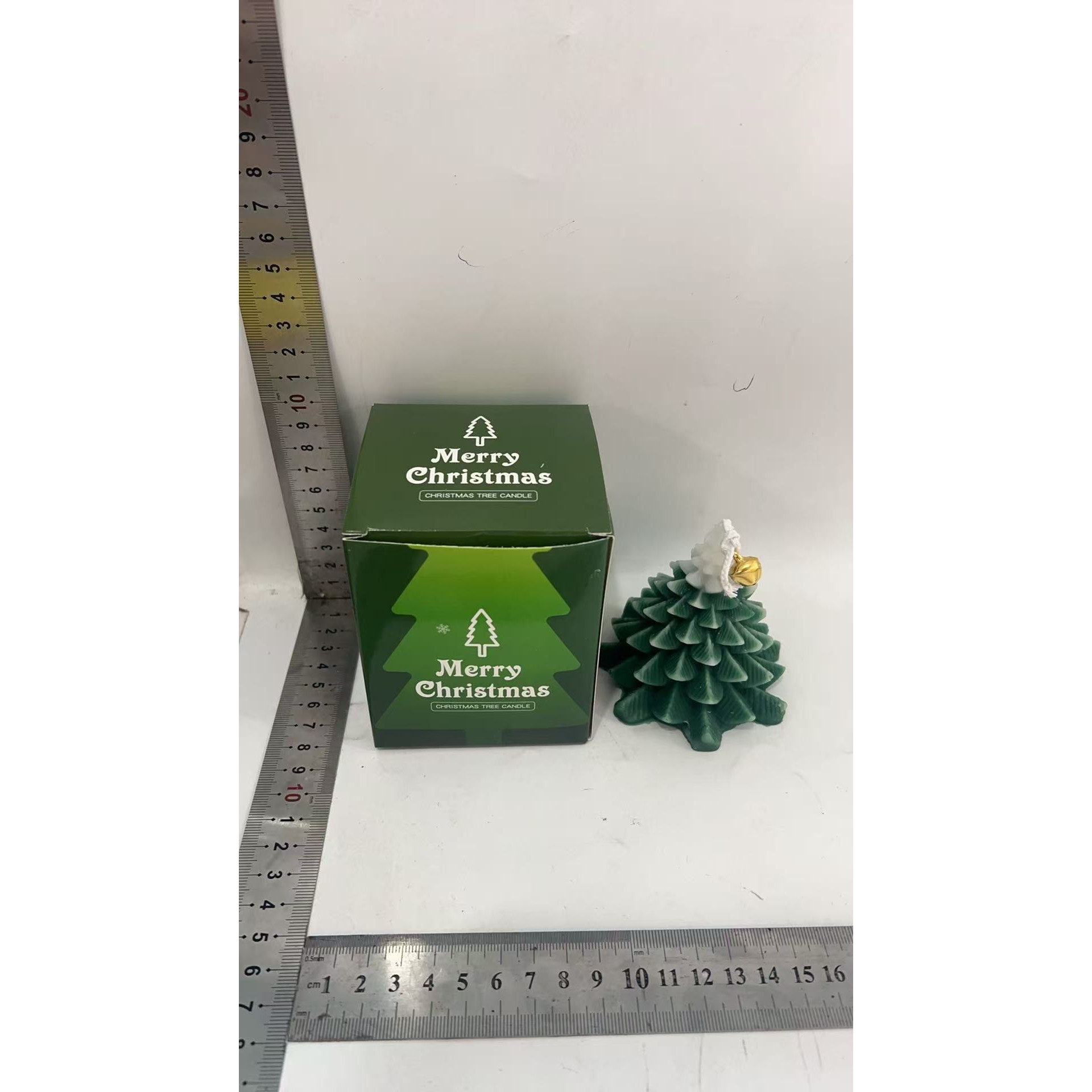 Lumanare Parfumata de Craciun, Flippy, Model Brad de Craciun, din Ceara de Soia, Cadou Creativ Handmade de Craciun, 8 x 7 x 7 cm, Verde