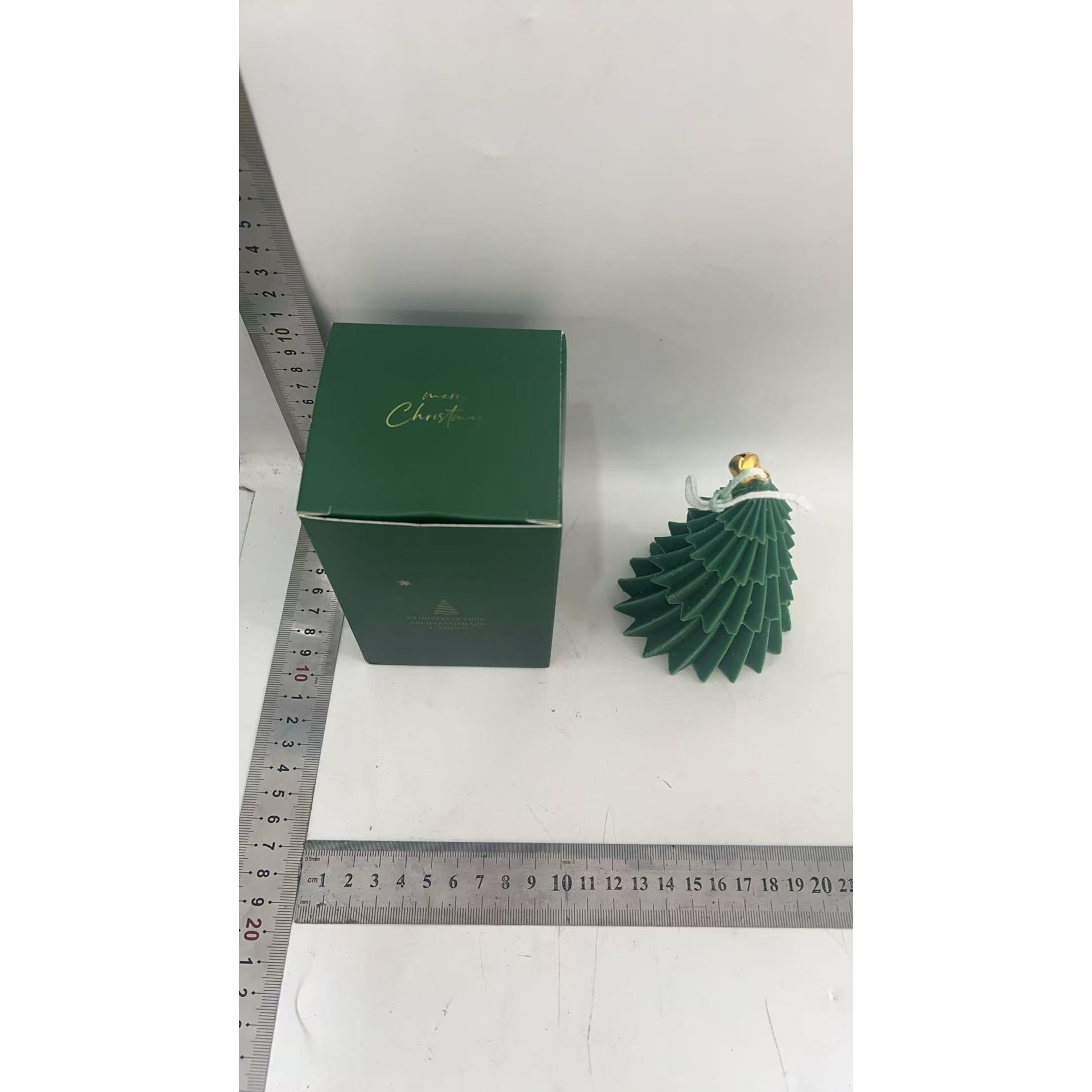 Lumanare de Craciun Parfumata, Flippy, Lumanare Rotativa cu Aromaterapie, Model Brad de Craciun forma Lunga, din Ceara de Soia, 11 x 8 x 8 cm, Verde