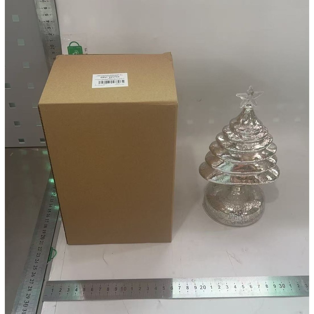 Decoratiune de Craciun, Flippy, Model Brad cu Stea, din Sticla, Lumini, Baterii 3 AA, 22 x 9 cm, Auriu Decoratiune de Craciun, Flippy, Model Brad cu Stea, din Sticla, Lumini, Baterii 3 AA, 22 x 9 cm, Auriu