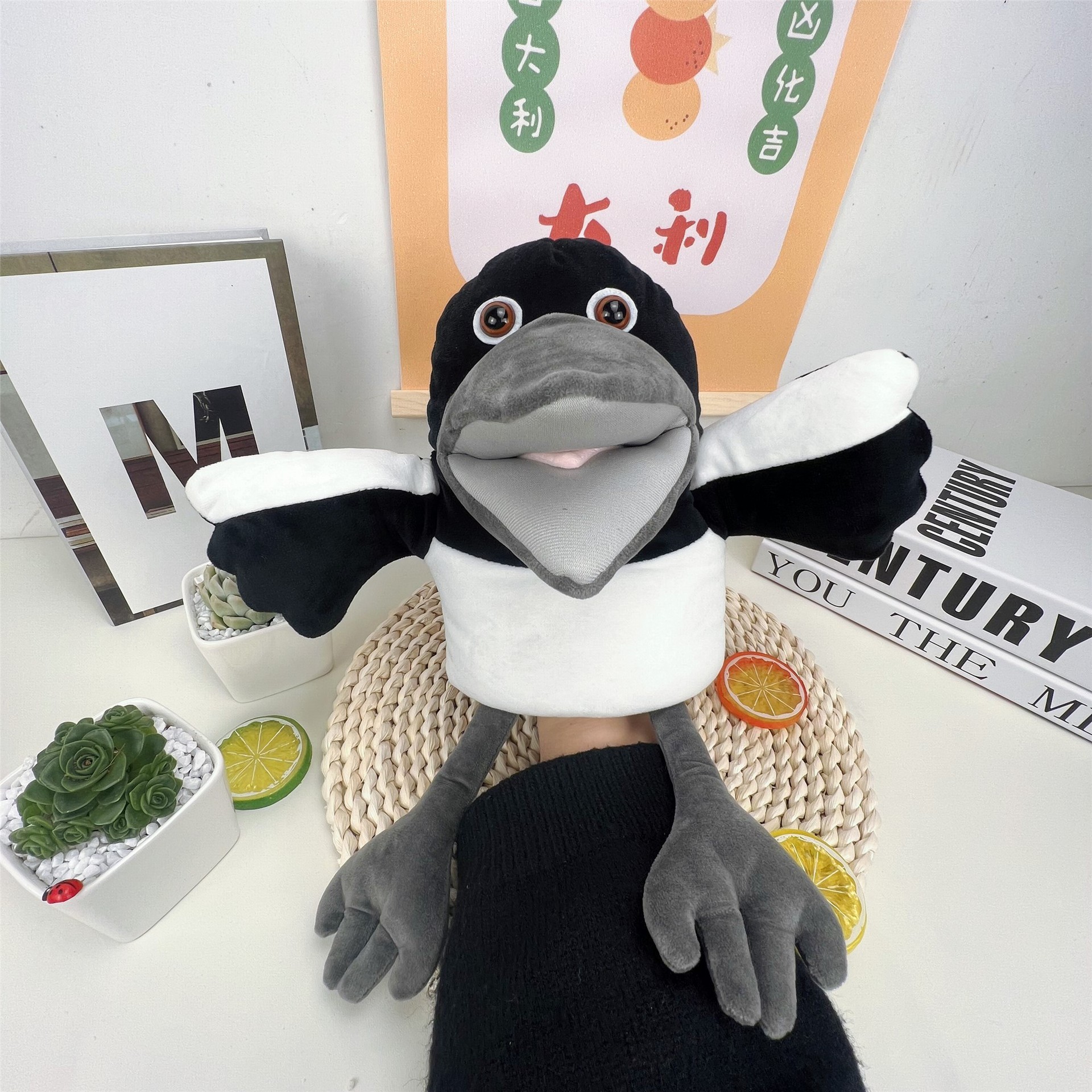 Papusa de Mana pentru Teatru de Papusi, Flippy, din Plus, 30 cm, Model Pasare, Alb/Negru