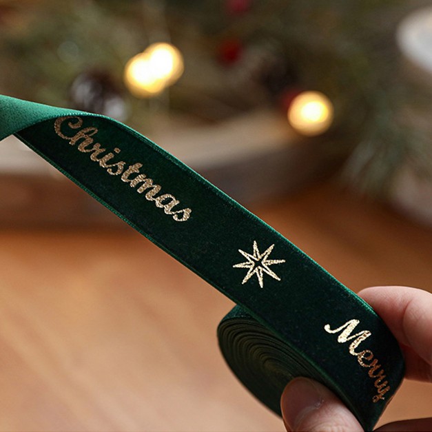 Panglica Decorativa de Craciun, Flippy, Panglica din Panza cu aspec de Catifea, Funda Ornament, Model Merry Christmas si Cerbi Aurii, Decor pentru Brad de Craciun, 200 x 2.5 cm, Verde