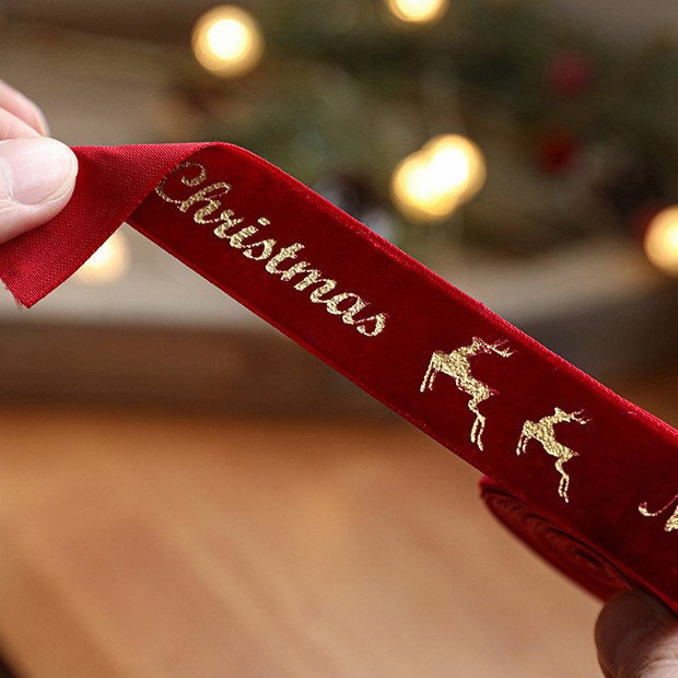 Panglica Decorativa de Craciun, Flippy, Panglica din Panza cu aspec de Catifea, Funda Ornament, Model Merry Christmas si Cerbi Aurii, Decor pentru Brad de Craciun, 200 x 2.5 cm, Rosu