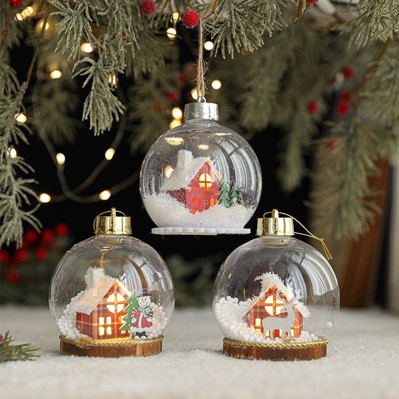 Glob pentru Bradul de Craciun LED, Flippy, Model A, Glob Transparent cu Figurina Casa si Braduti iluminat LED, Diametrul 10 cm, Baza Solida, Transparent