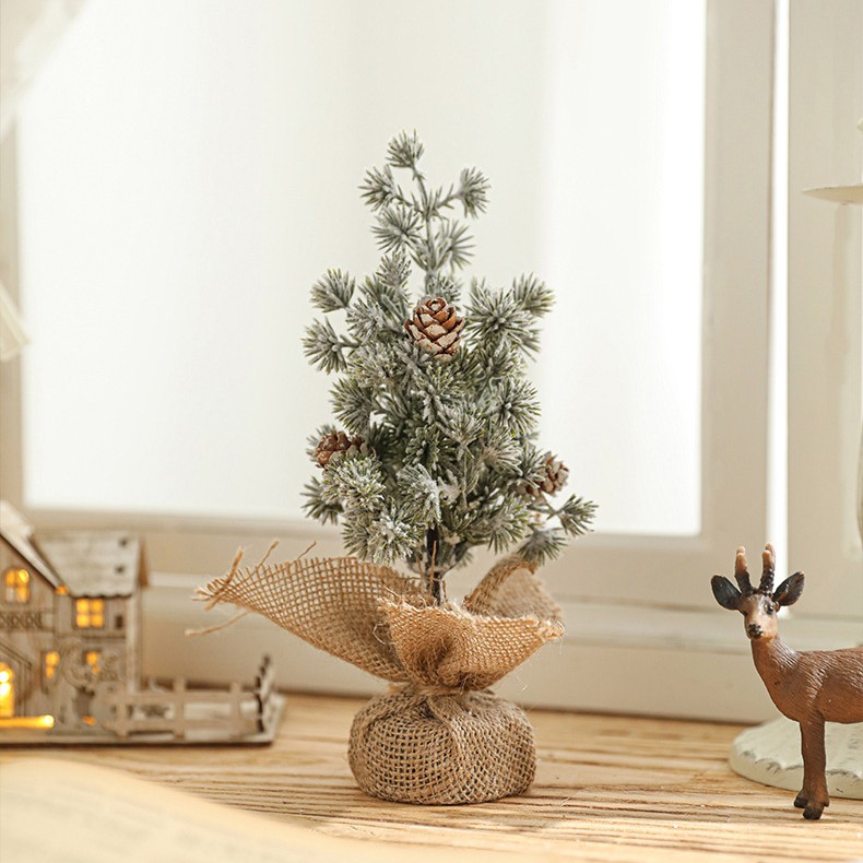 Decoratiune Craciun pentru Masa, Flippy, Ornament de Decor Model Brad de Craciun de Dimensiuni Mici cu Fulgi Albi, pentru Birou si Interior, din Plastic Calitativ 20 cm, Verde Alb