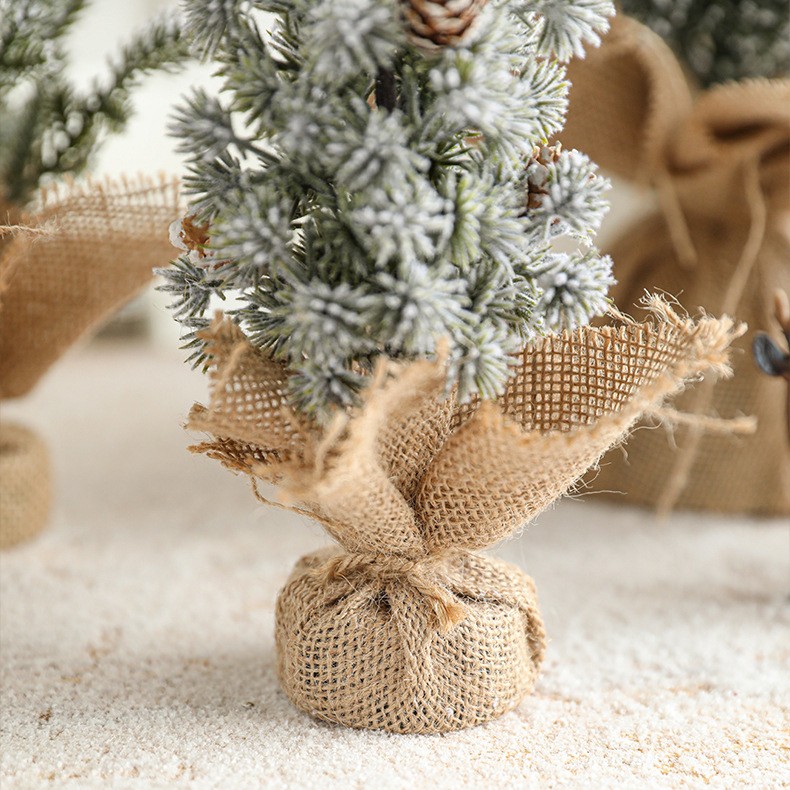 Decoratiune Craciun pentru Masa, Flippy, Ornament de Decor Model Brad de Craciun de Dimensiuni Mici cu Fulgi Albi, pentru Birou si Interior, din Plastic Calitativ 20 cm, Verde Alb