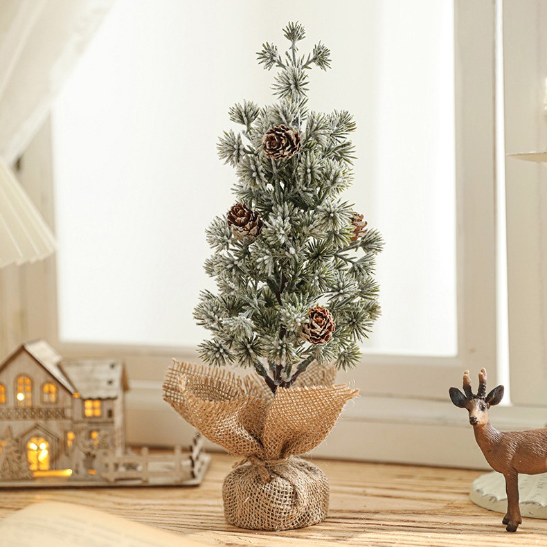 Decoratiune Craciun pentru Masa, Flippy, Ornament de Decor Model Brad de Craciun de Dimensiuni Mici cu Fulgi Albi, pentru Birou si Interior, din Plastic Calitativ 27 cm, Verde Alb