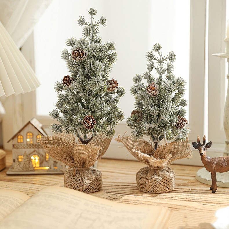 Decoratiune Craciun pentru Masa, Flippy, Ornament de Decor Model Brad de Craciun de Dimensiuni Mici cu Fulgi Albi, pentru Birou si Interior, din Plastic Calitativ 27 cm, Verde Alb