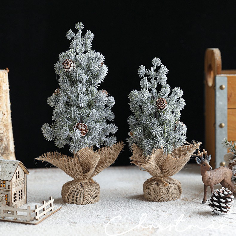 Decoratiune Craciun pentru Masa, Flippy, Ornament de Decor Model Brad de Craciun de Dimensiuni Mici cu Fulgi Albi, pentru Birou si Interior, din Plastic Calitativ 27 cm, Verde Alb