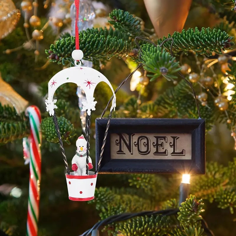 Figurina pentru Brad de Craciun, Flippy, Model Om de Zapada in Balon cu Aer Cald, Ornament pentru Brad, din Metal, 11 x 5.5 x 5.5 cm, Alb