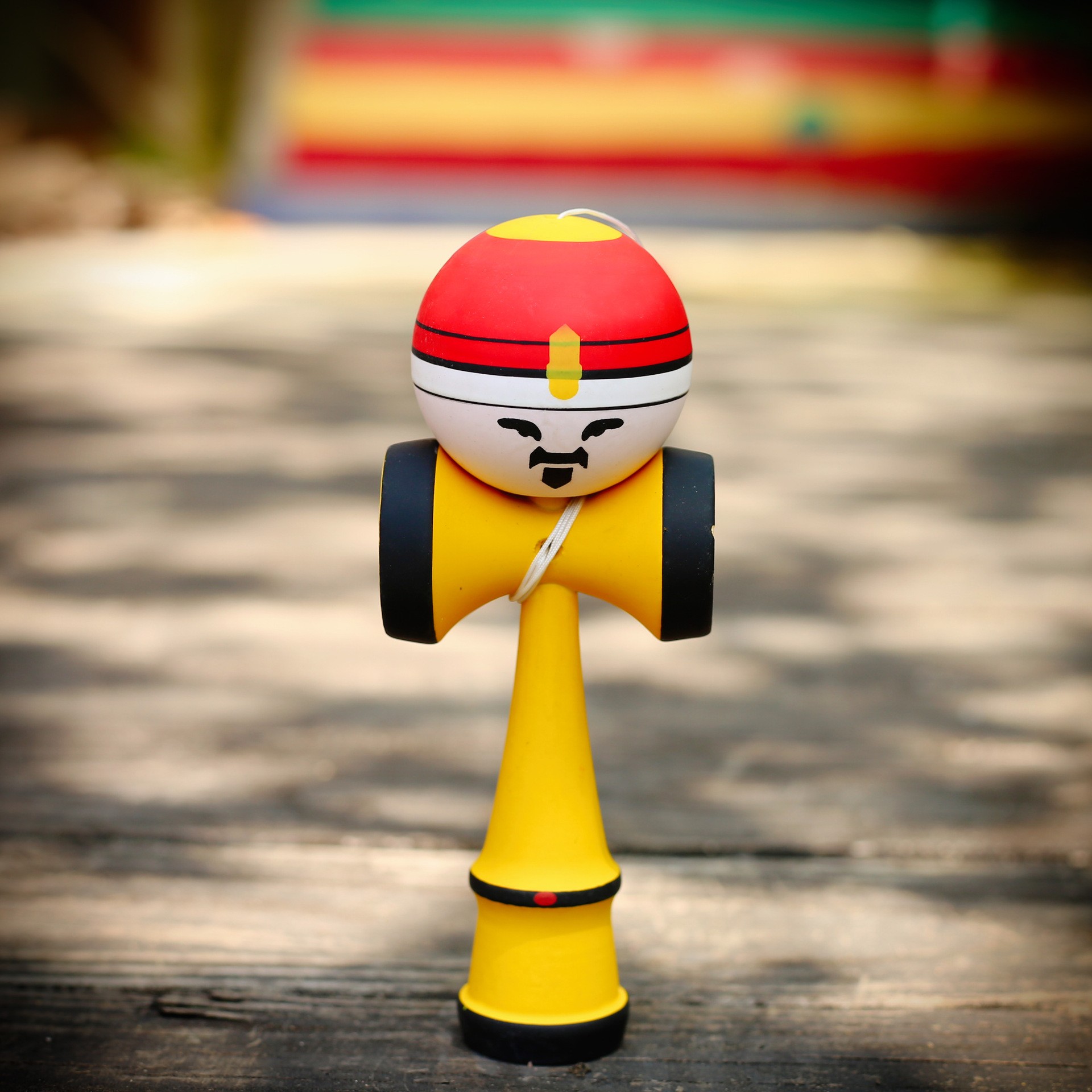 Jucarie Interactiva Kendama Rege, Flippy, din Lemn, 18 cm, Joc de Indemanare pentru Copii si Adulti, Model Bicolor cu Maner Galben, Rosu Alb