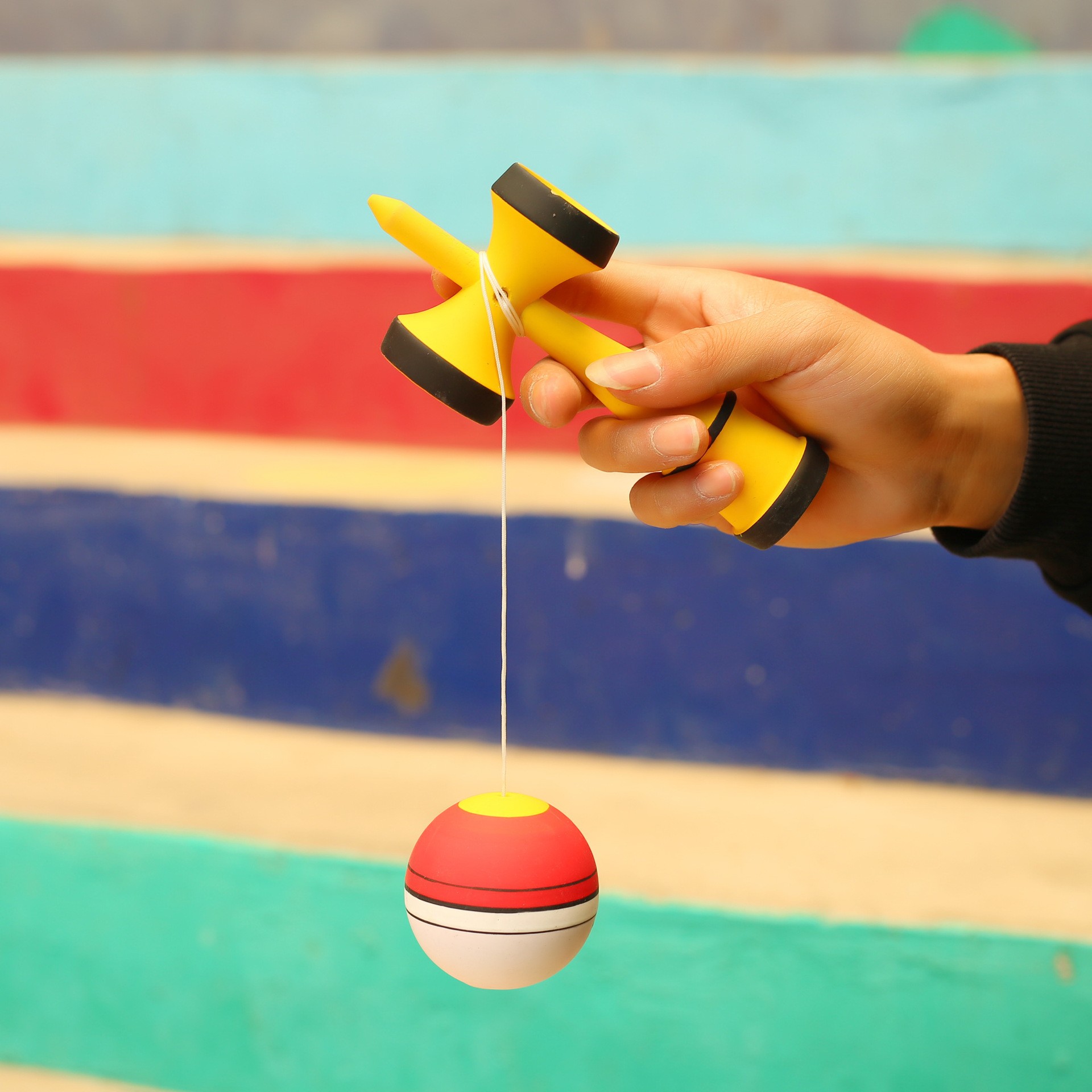 Jucarie Interactiva Kendama Rege, Flippy, din Lemn, 18 cm, Joc de Indemanare pentru Copii si Adulti, Model Bicolor cu Maner Galben, Rosu Alb