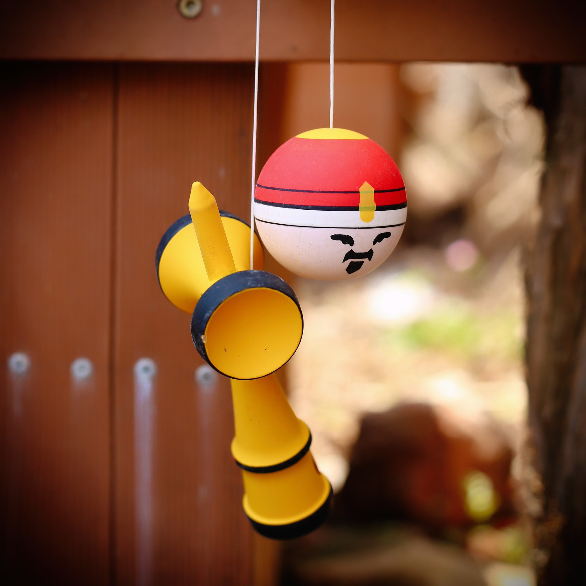 Jucarie Interactiva Kendama Rege, Flippy, din Lemn, 18 cm, Joc de Indemanare pentru Copii si Adulti, Model Bicolor cu Maner Galben, Rosu Alb