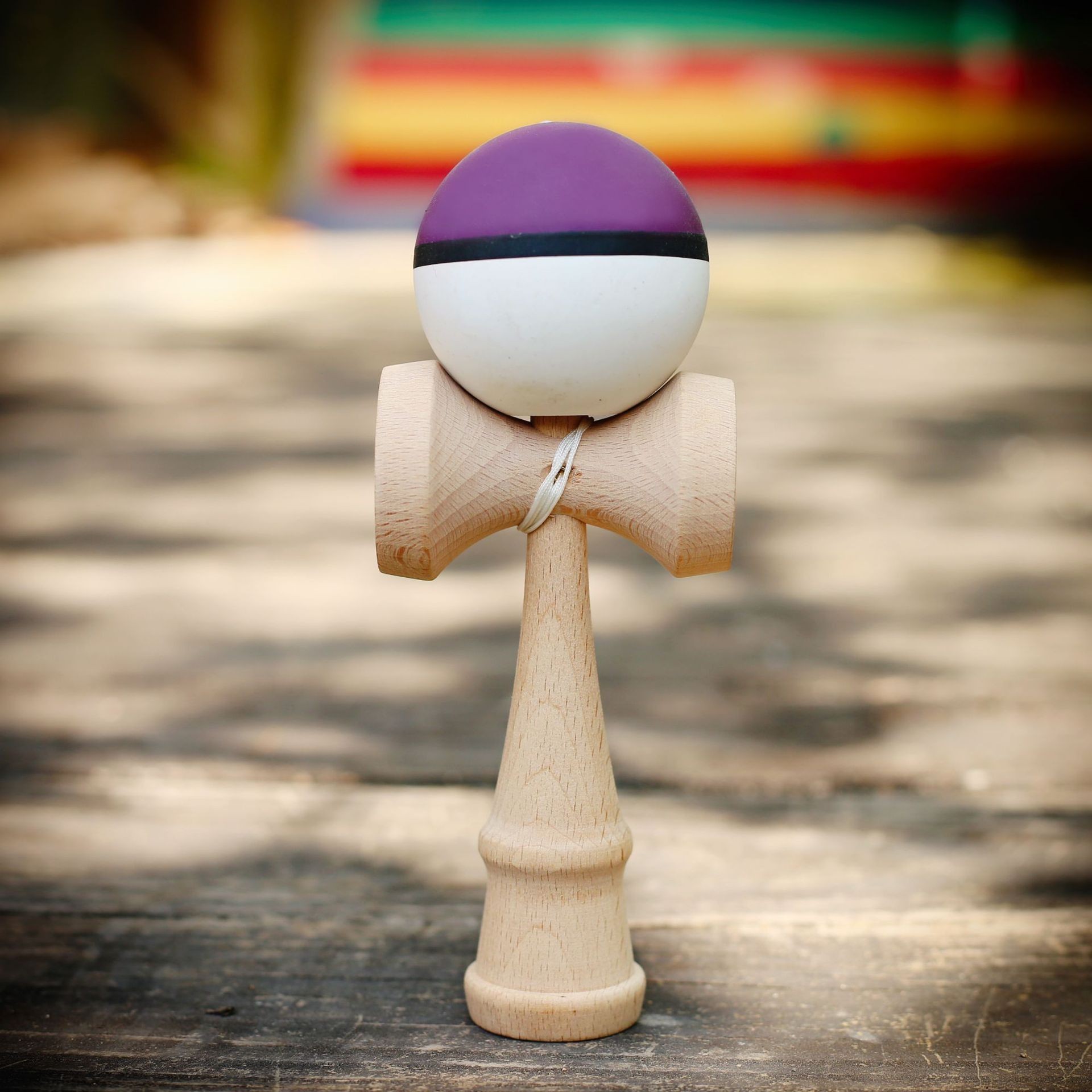 Jucarie Interactiva Kendama Profesionala, Flippy, din Lemn, 18 cm, Joc de Indemanare pentru Copii si Adulti, Multicolor Mov Negru Alb
