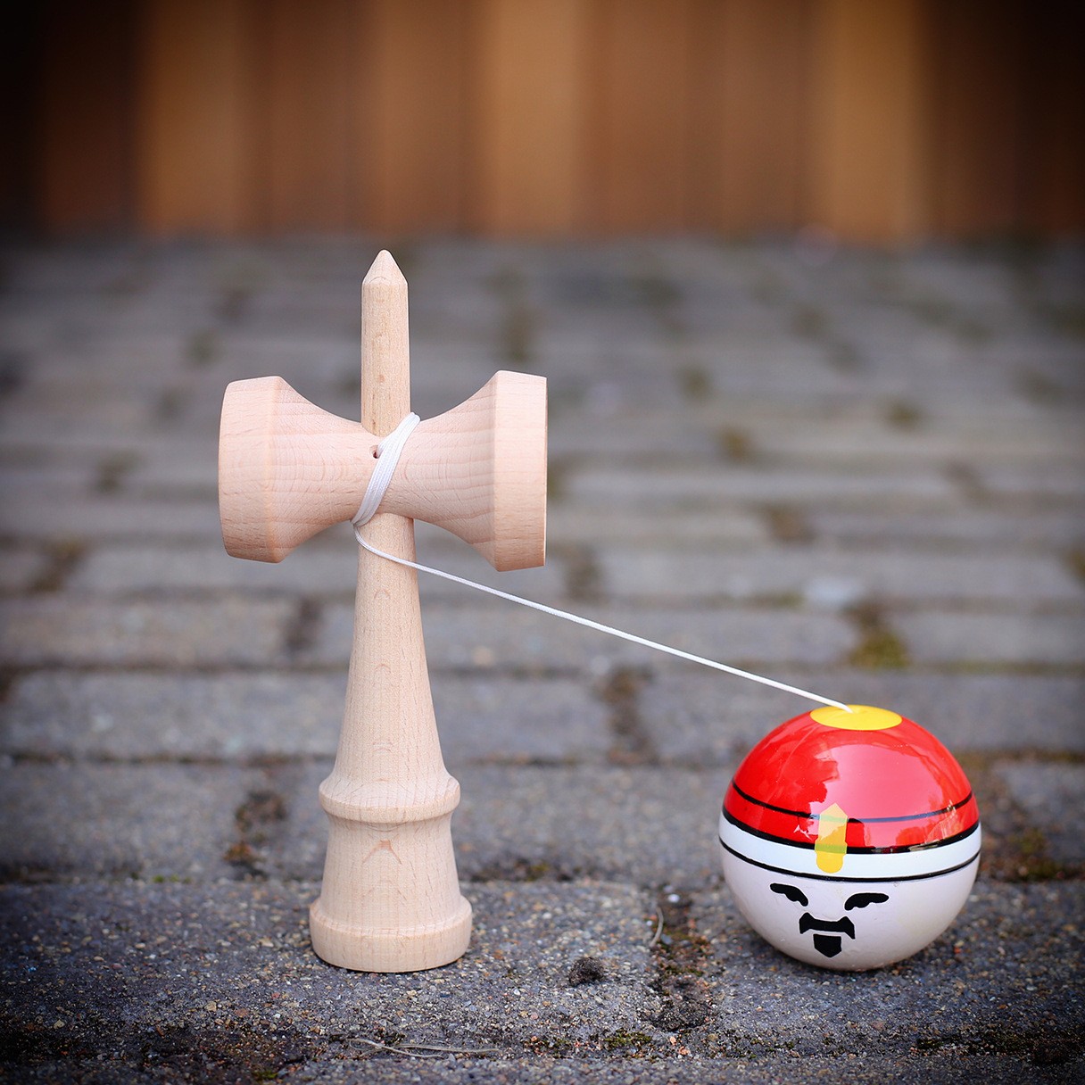 Jucarie Interactiva Kendama Rege, Flippy, din Lemn, 18 cm, Joc de Indemanare pentru Copii si Adulti, Model Bicolor cu Maner Maro, Rosu Alb