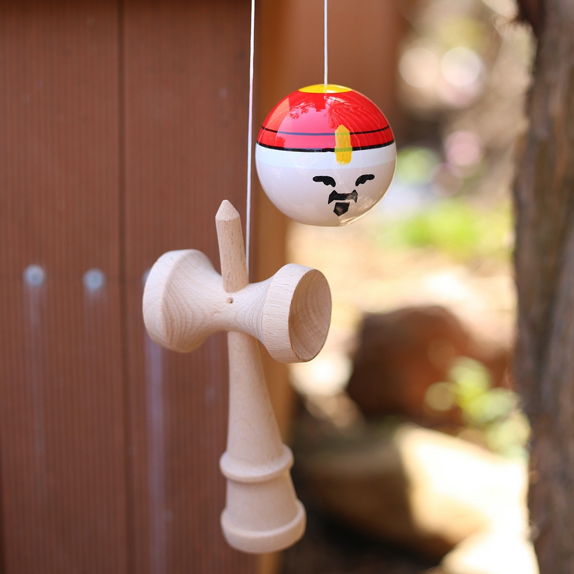 Jucarie Interactiva Kendama Rege, Flippy, din Lemn, 18 cm, Joc de Indemanare pentru Copii si Adulti, Model Bicolor cu Maner Maro, Rosu Alb