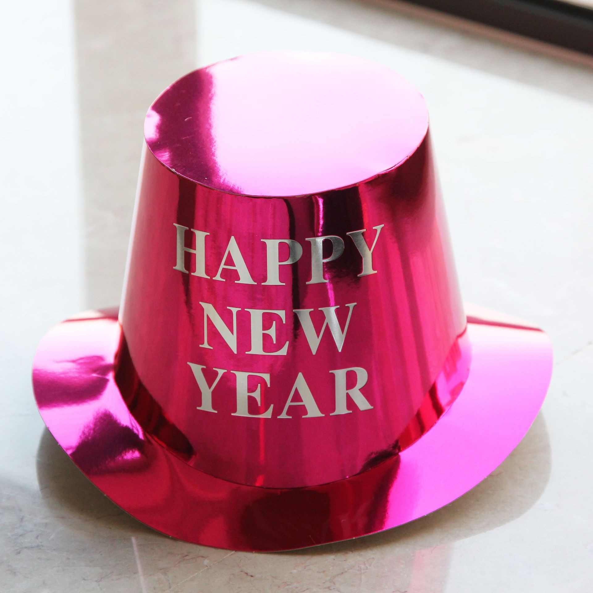 Palarie Happy New Year pentru Revelion, Flippy, Palarie Festiva de Anul Nou, Palarie Magica din Hartie, 29 x 25 x 15.5 cm, Colorata Sclipitor Roz