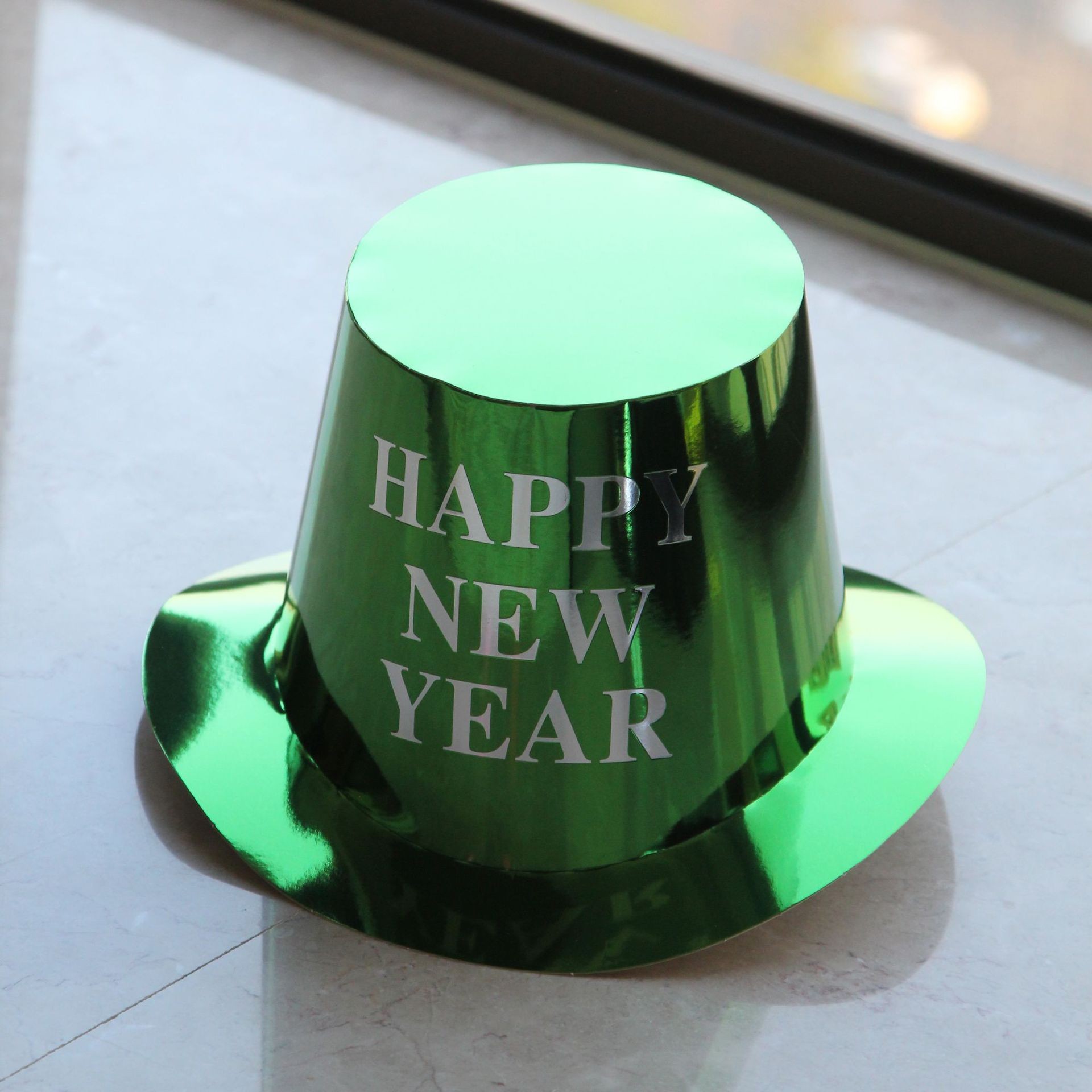 Palarie Happy New Year pentru Revelion, Flippy, Palarie Festiva de Anul Nou, Palarie Magica din Hartie, 29 x 25 x 15.5 cm, Colorata Sclipitor Verde