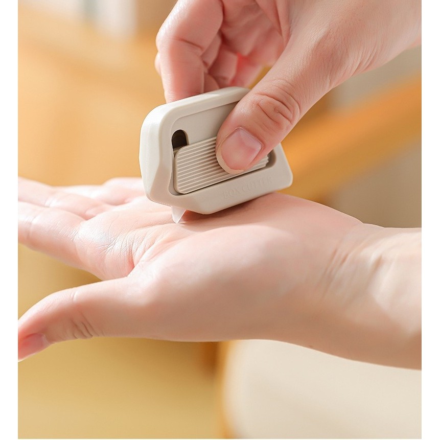 Cutter Portabil, Flippy, din ABS, Magnetic, Lama Ceramica, Autoretractabila, Universal, Alb