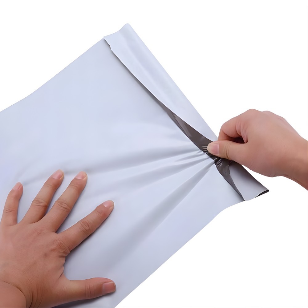 Set 1200 Pungi Curierat, 230x320x40 mm, Grosime 50 Microni, Banda Adeziva pentru Sigilare, Alb la Exterior, Negru la Interior