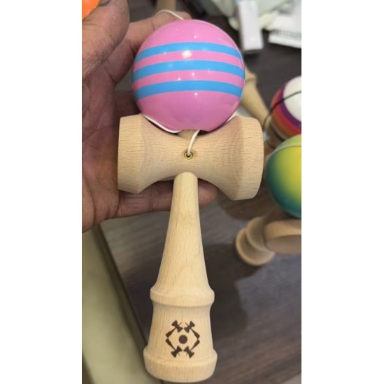 Kendama X Originala, Profesionala, Flippy, Big Cups V2, Super Sticky Cupe Mari, Rulment Metalic cu Ata 55 cm, Roz/Linii Albastre