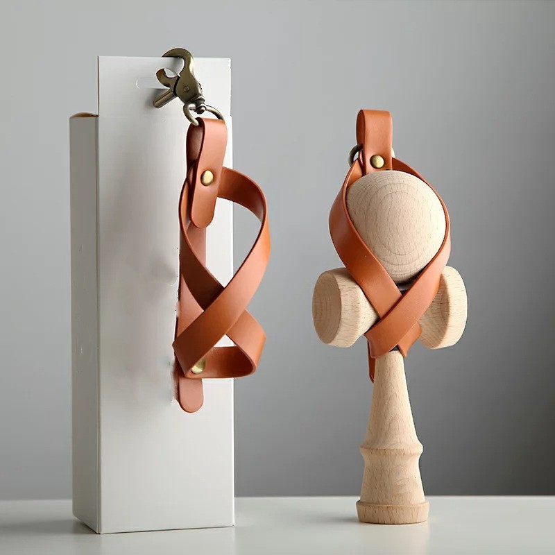 Husa pentru Kendama, Flippy, Husa de Depozitare pentru Kendama, din Piele Ecologica, Catarama cu Agatare pentru Transportare, Breloc 8, 12 x 6 cm, Maro deschis Husa pentru Kendama, Flippy, Husa de Depozitare pentru Kendama, din Piele Ecologica, Catarama cu Agatare pentru Transportare, Breloc 8, 12 x 6 cm, Maro deschis