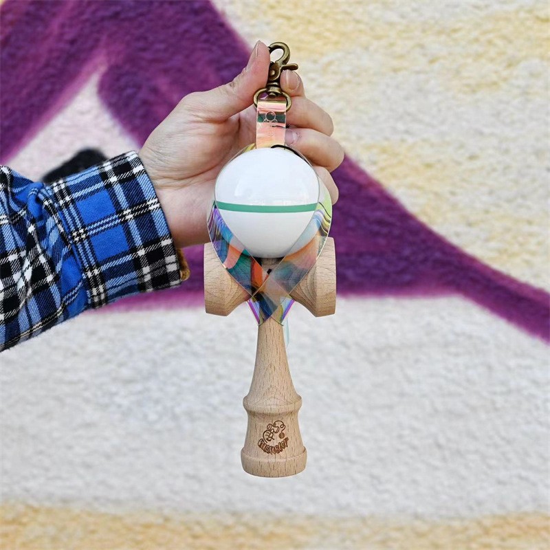 Husa pentru Kendama, Flippy, Husa de Depozitare pentru Kendama, din PVC rezistent, Catarama cu Agatare pentru Transportare, Forma Breloc 8, 12 x 6 cm, Magic Multicolor