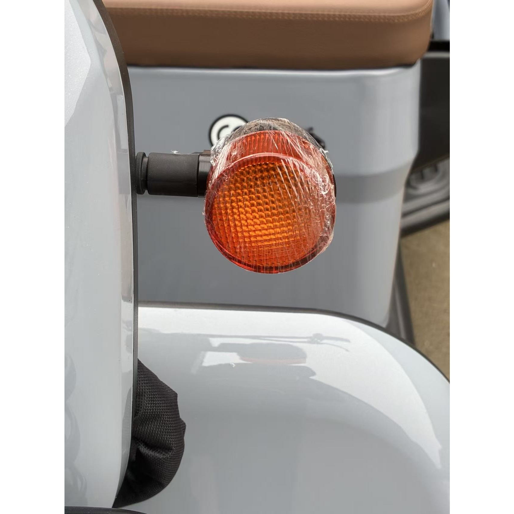 Triciclu Electric V6, Saige, Fara Permis, cu Doua Locuri, Motor 1800W, Baterie 72V24Ah, Autonomie 60km, 220x88x105 cm, Viteza Maxima 25km/h, Gri