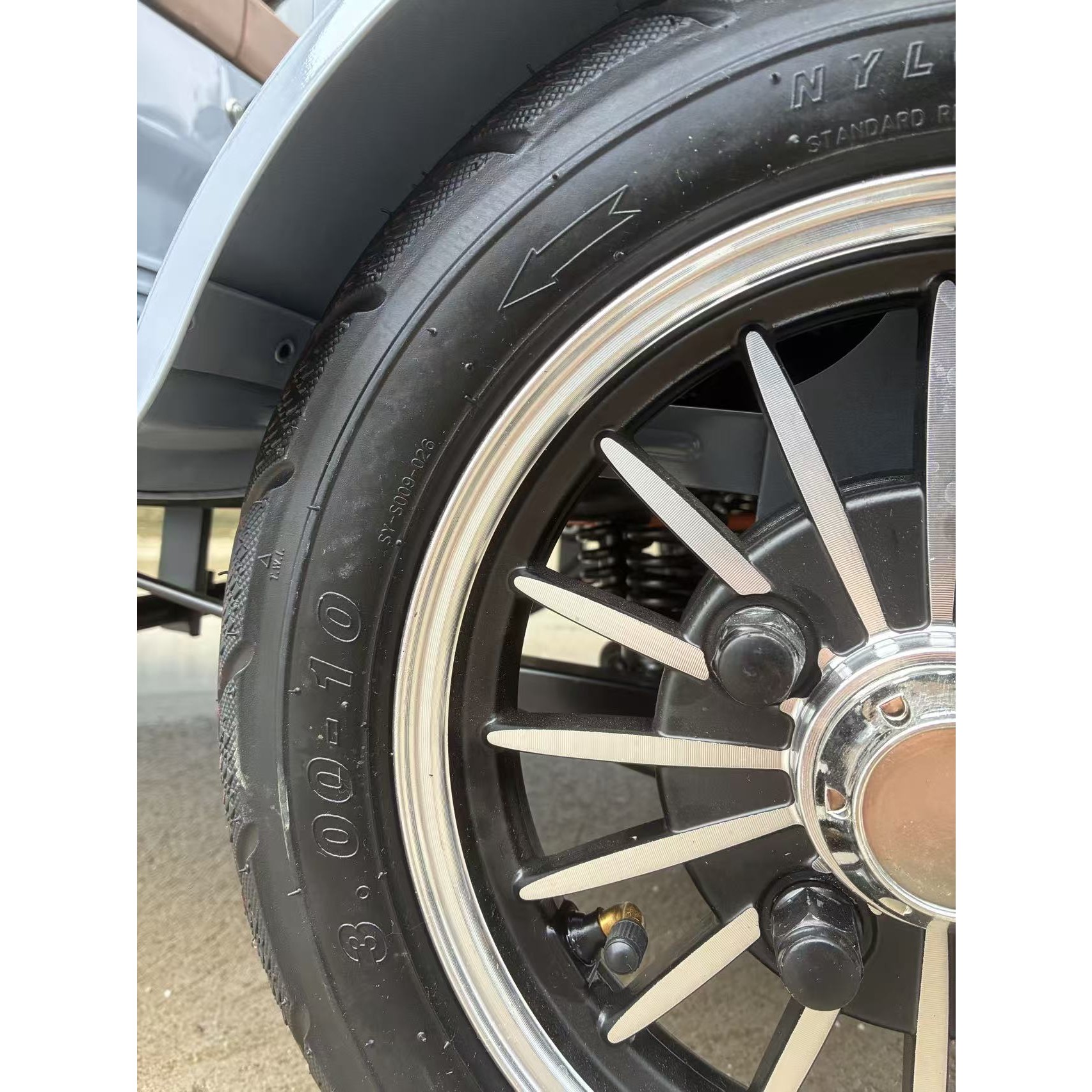 Triciclu Electric V6, Saige, Fara Permis, cu Doua Locuri, Motor 1800W, Baterie 72V24Ah, Autonomie 60km, 220x88x105 cm, Viteza Maxima 25km/h, Gri