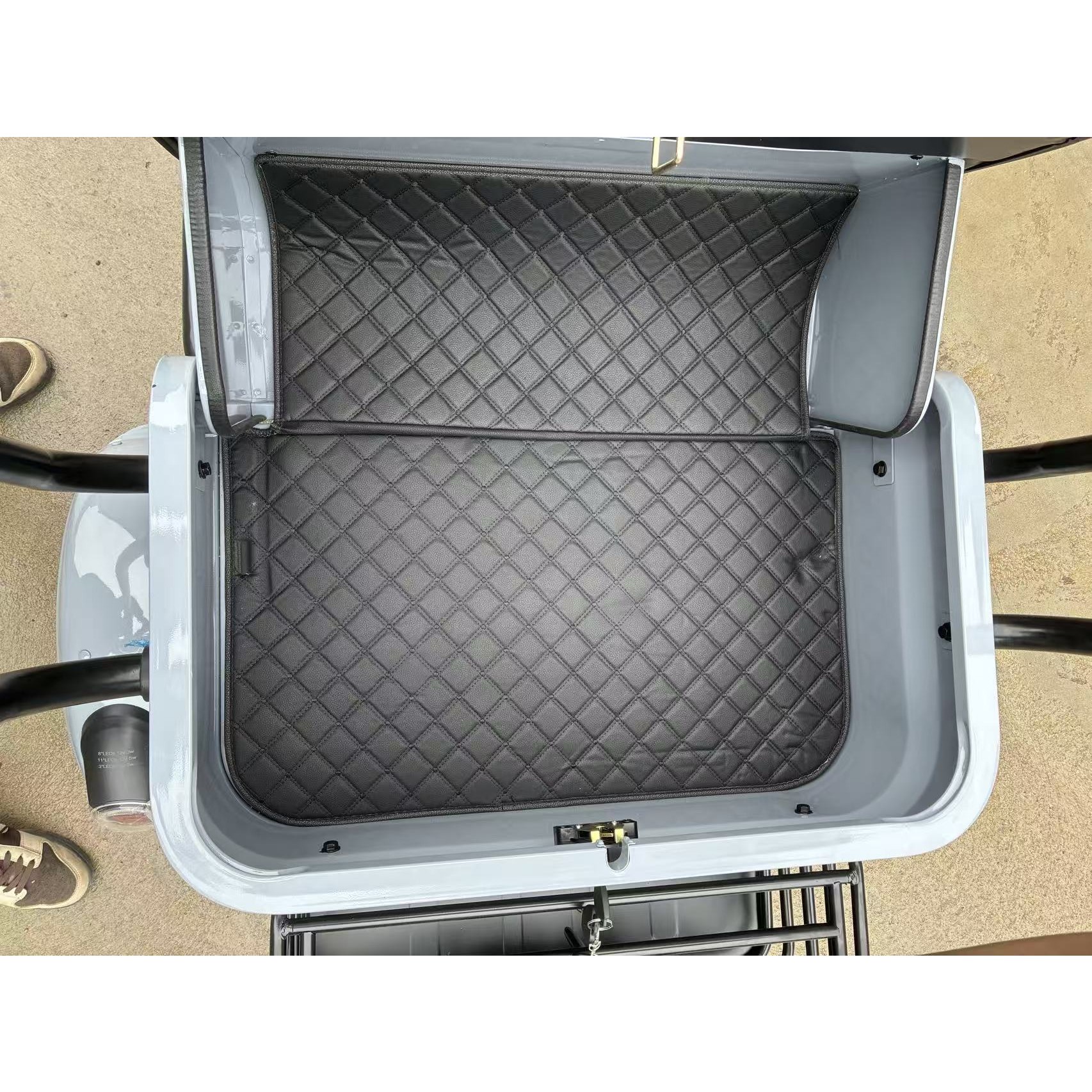 Triciclu Electric V6, Saige, Fara Permis, cu Doua Locuri, Motor 1800W, Baterie 72V24Ah, Autonomie 60km, 220x88x105 cm, Viteza Maxima 25km/h, Gri