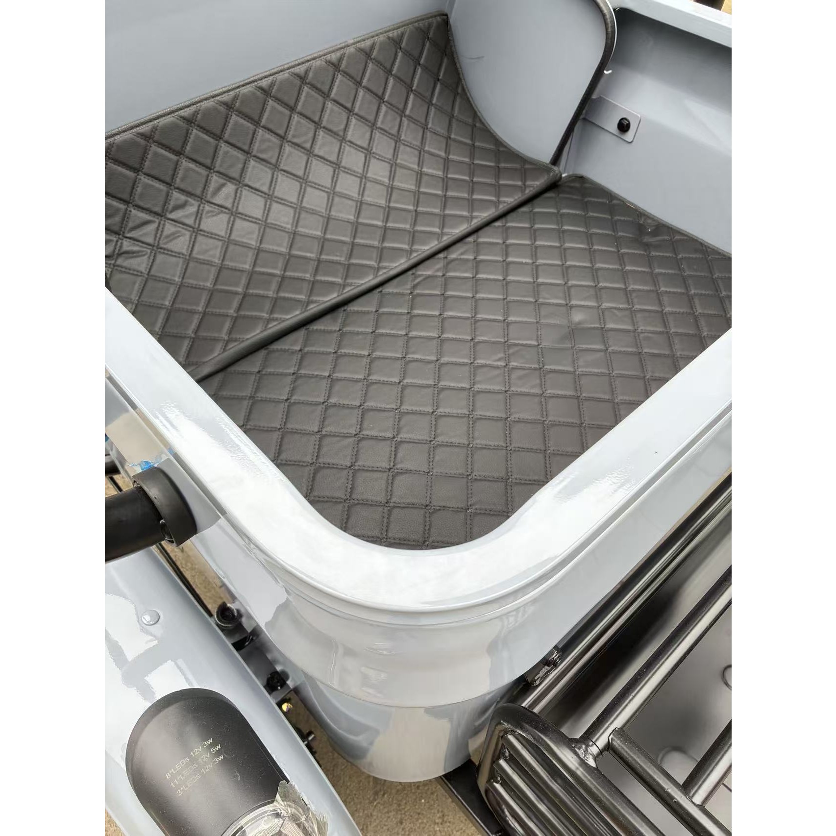 Triciclu Electric V6, Saige, Fara Permis, cu Doua Locuri, Motor 1800W, Baterie 72V24Ah, Autonomie 60km, 220x88x105 cm, Viteza Maxima 25km/h, Gri