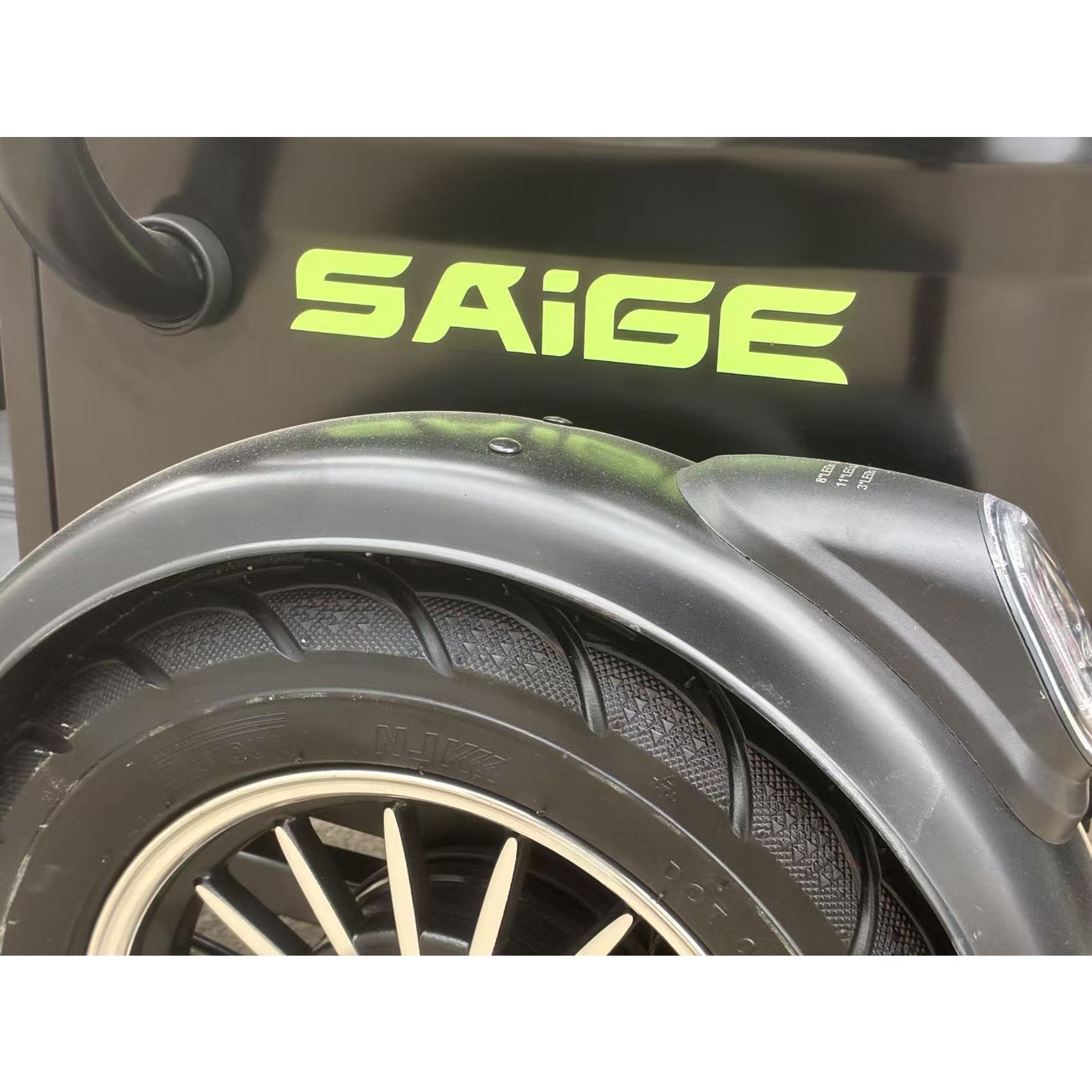 Triciclu Electric V6, Saige, Fara Permis, cu Doua Locuri, Motor 1800W, Baterie 72V24Ah, Autonomie 60km, 220x88x105 cm, Viteza Maxima 25km/h, Negru